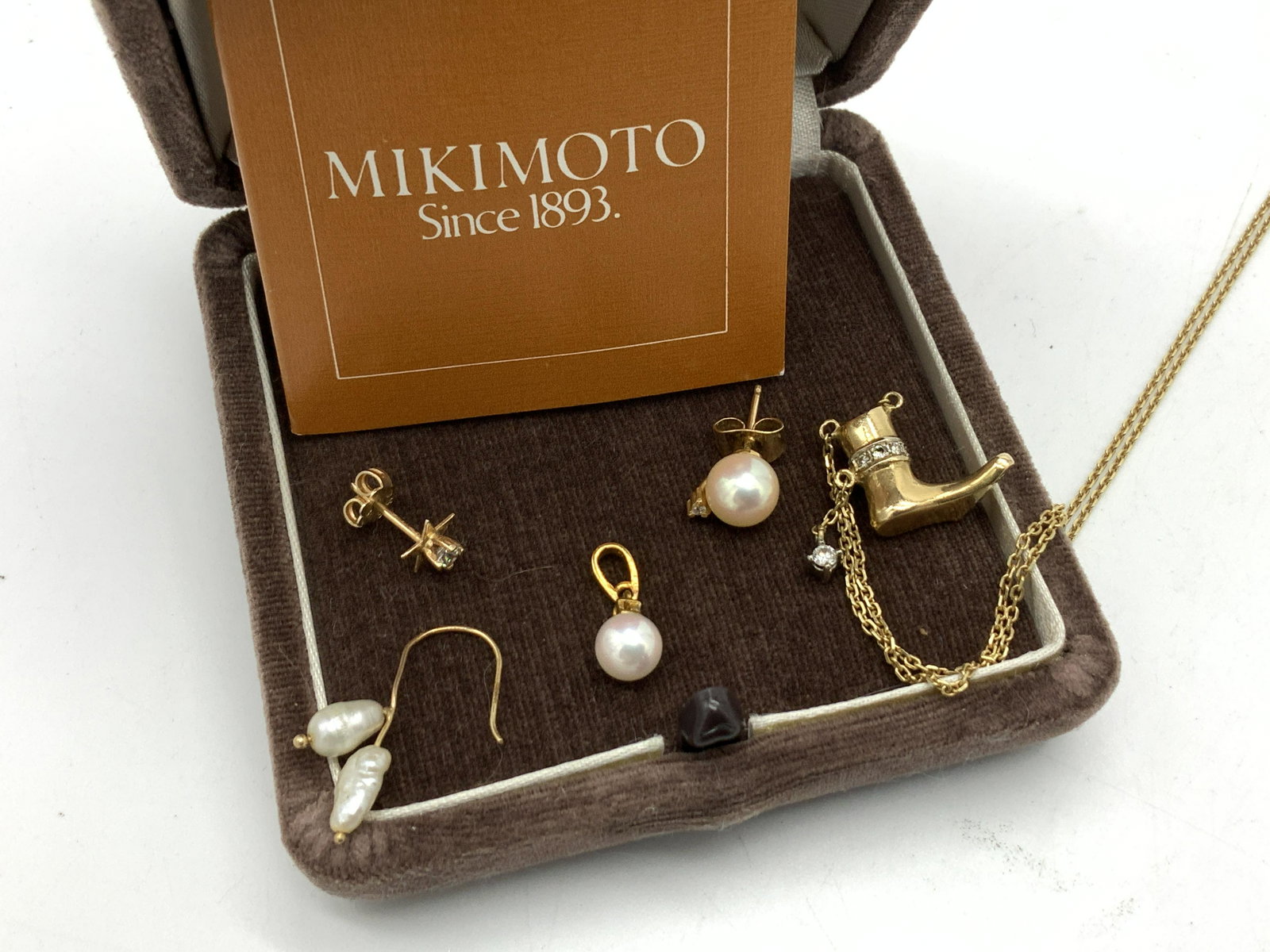 Vntg Pearl, Diamond, 14 & 18K Jewelry, 5: Mikimoto Cultured Pearl Pendant with Diamond in 18K Gold bail and Mikimoto cultured Pearl Stud Earring With Diamond in 14 K gold. Both came in Mikimoto Giftbox with pamphlet, not authenticated as Miki