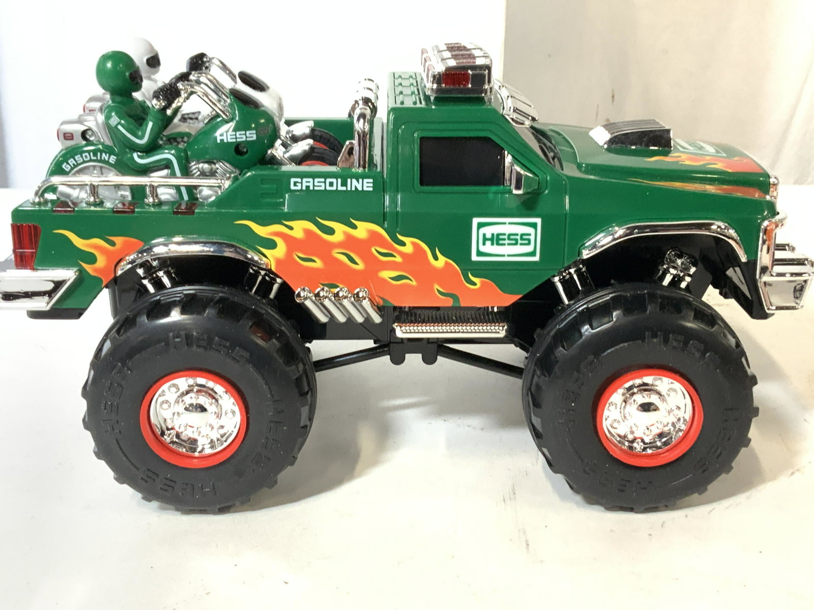 Collectible HESS Monster Truck in Org Box: 3 toys total. A collectible Hess Monster Truck With Motorcycles. Green truck, green and white motos. Battery operated. The pieces are contained in their original packaging. C. 2007. Original packaging