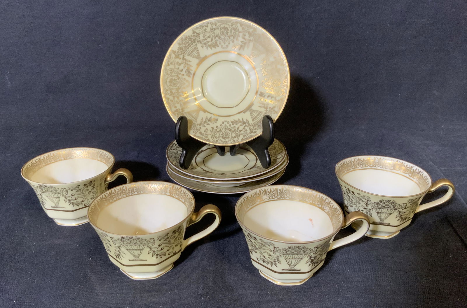 Set 8 TIRSCHENREUTH Porcelain Teacups & Saucers (1 of 6)