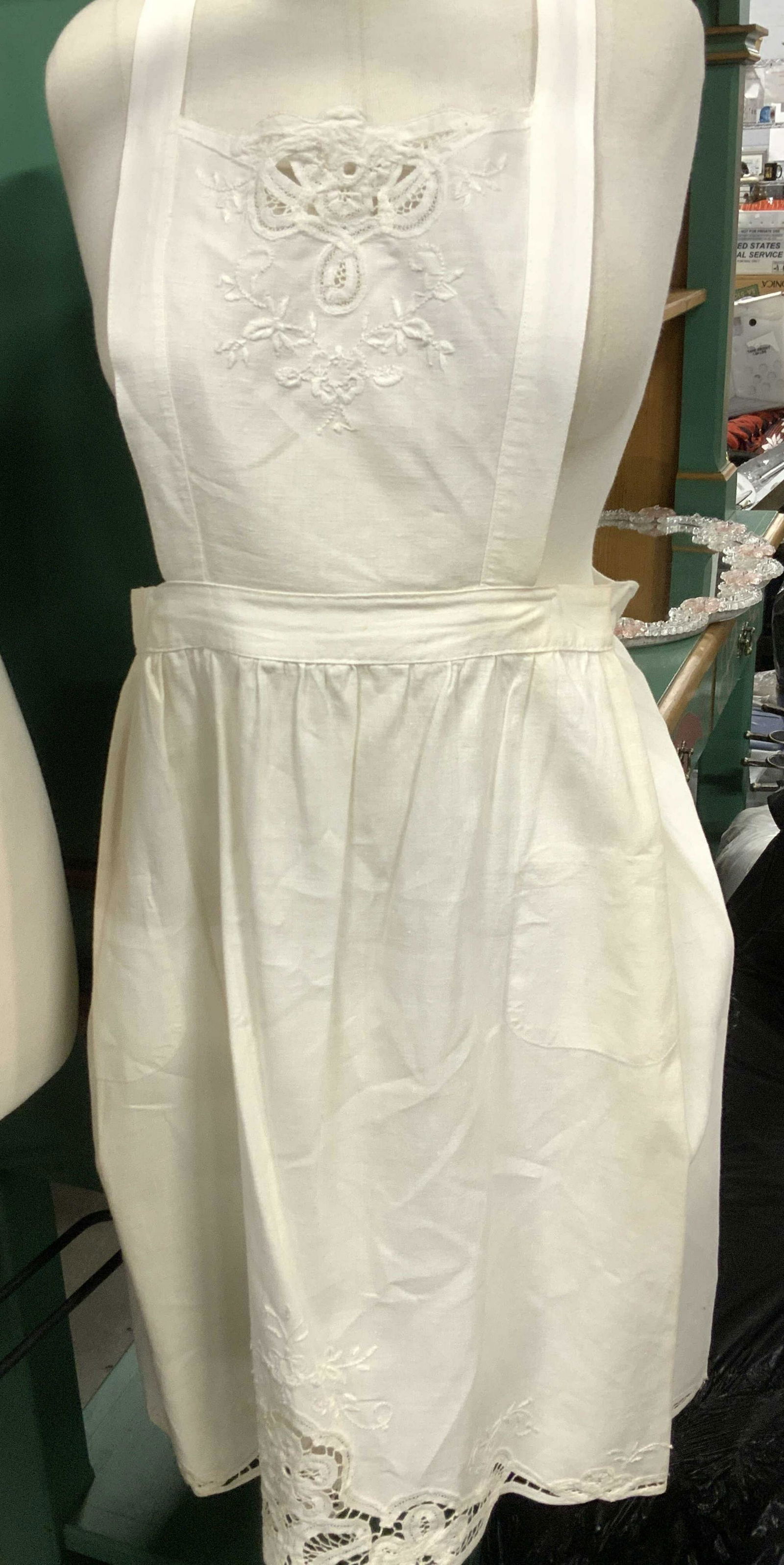Vintage Linen and Tat Lace Apron (1 of 5)