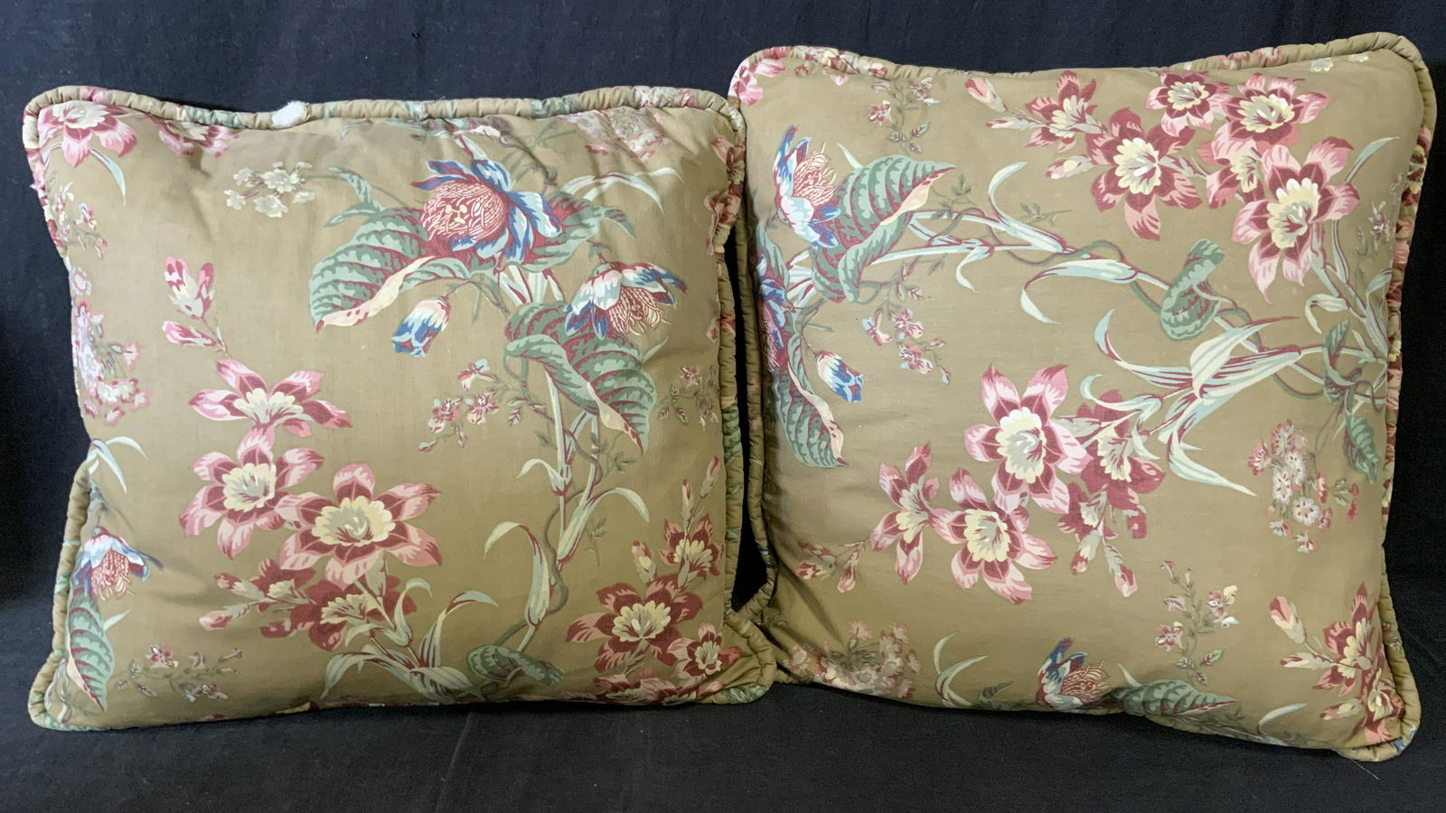 Pair Floral Throw Pillows (1 of 5)