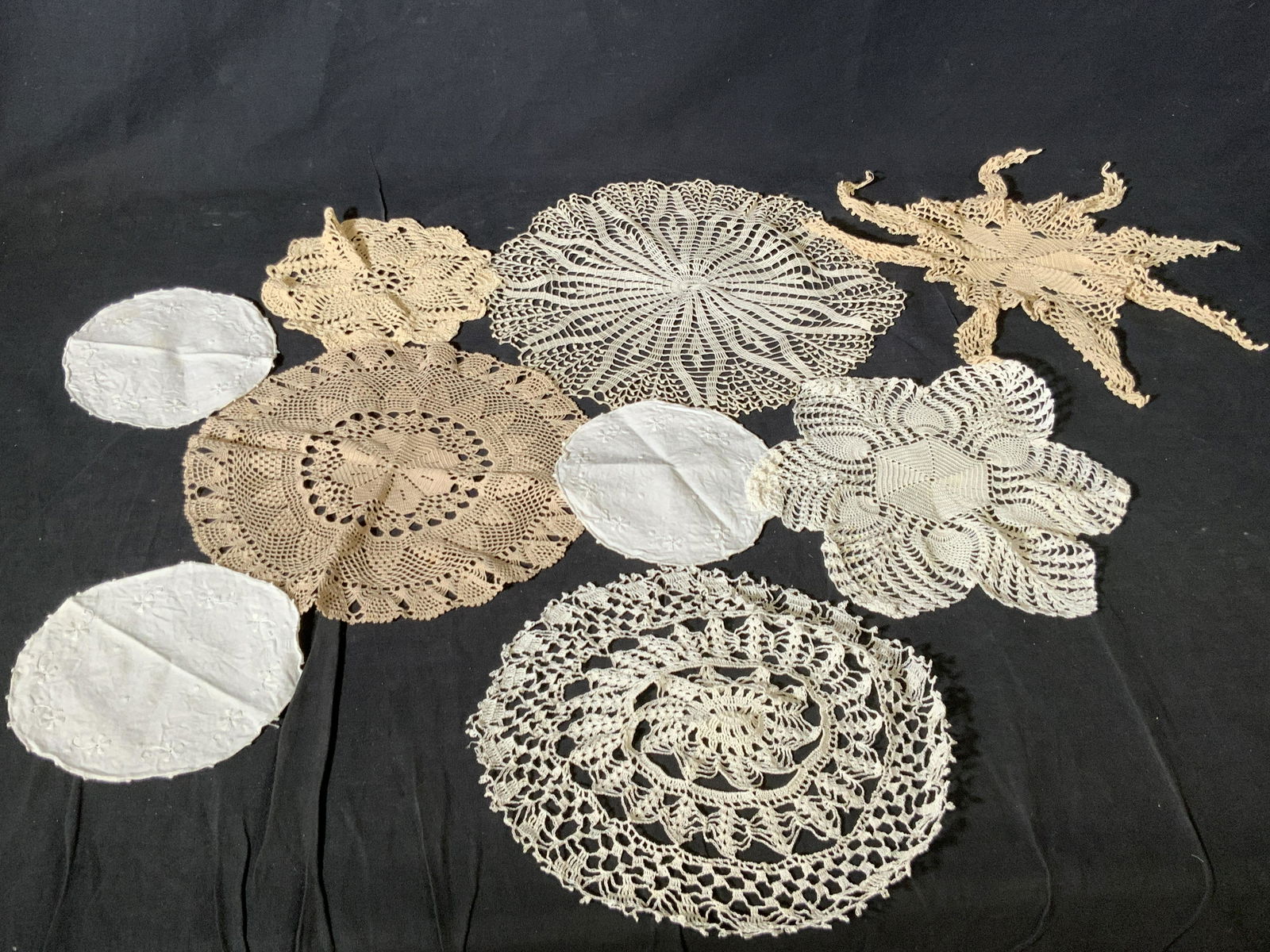 9 Vntg Crochet & Linen Doilies & Table Accessories (1 of 8)