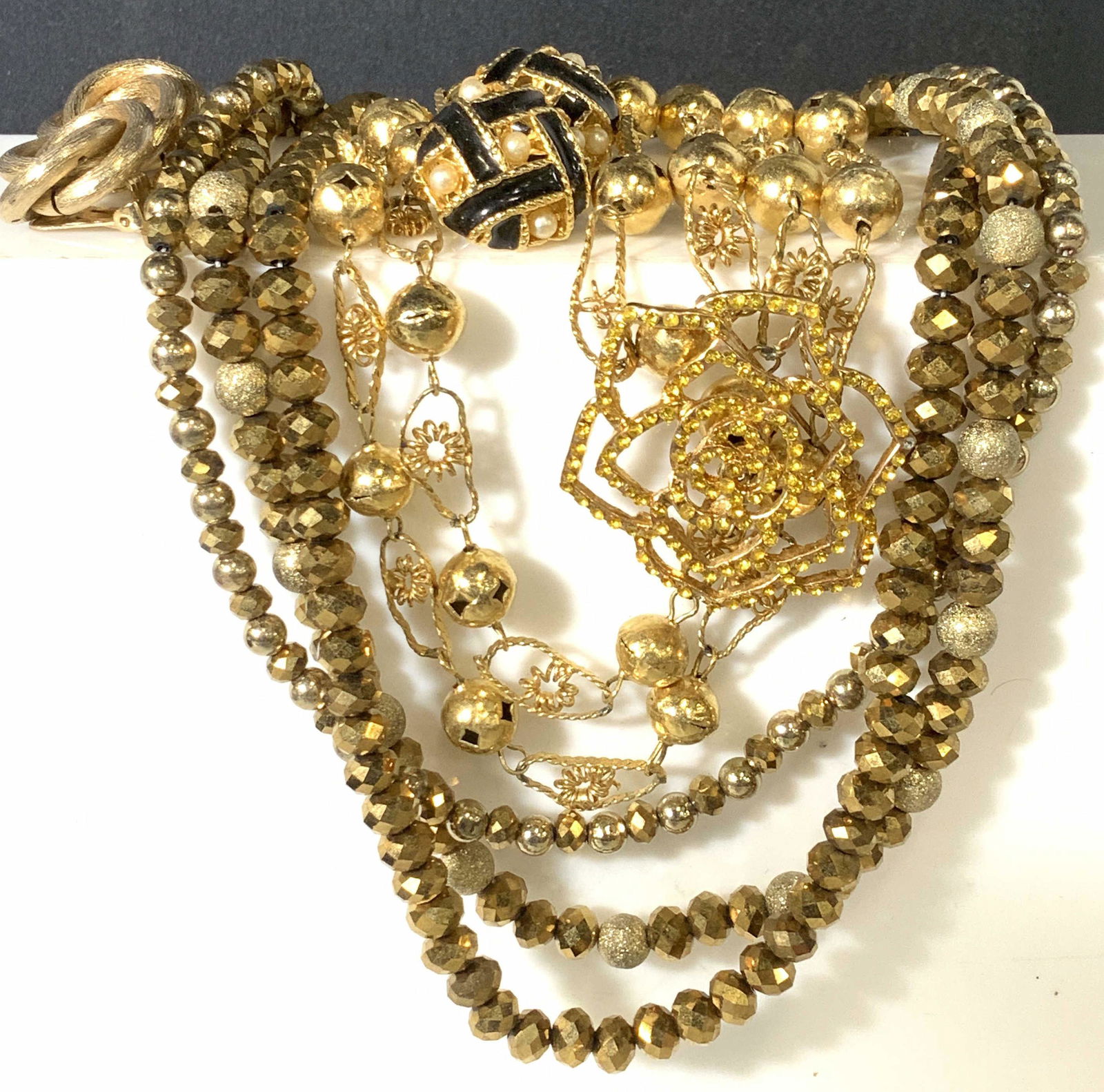 Lot 5 Gold Tone Costume Jewelry (1 of 8)