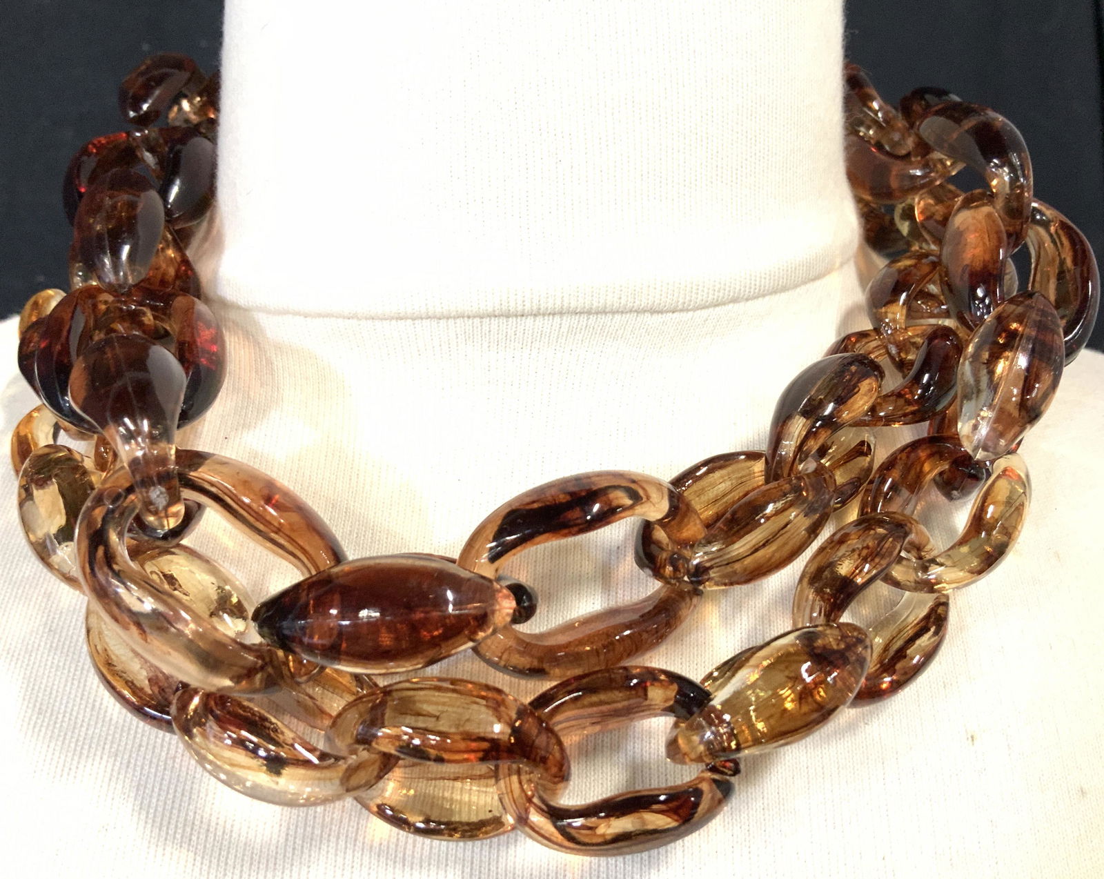 Chunky Plastic Chain Fashion Necklace (1 of 5)