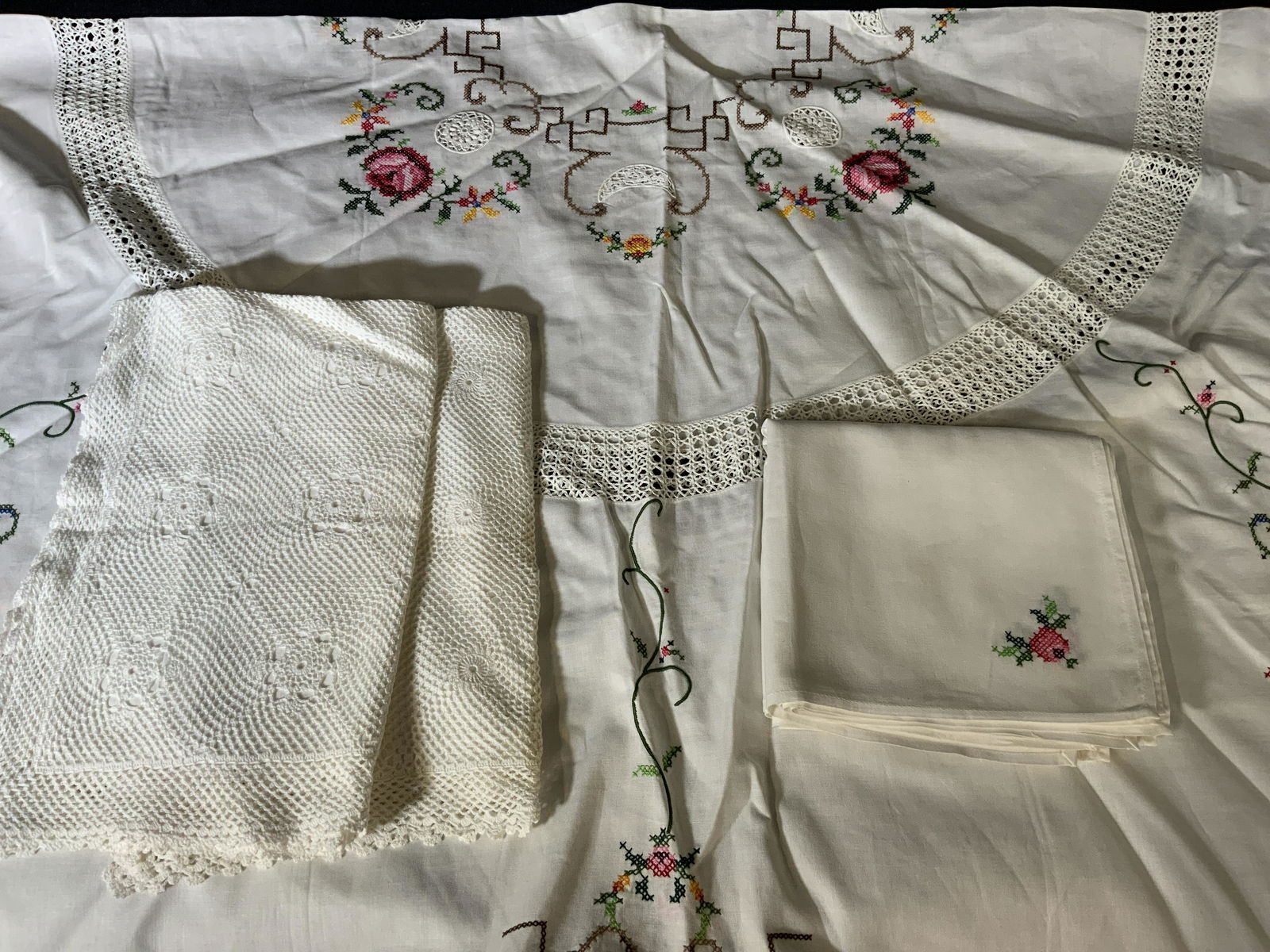 Lot 11 Napkins, Pillow Covers, and Tablecloth (1 of 8)