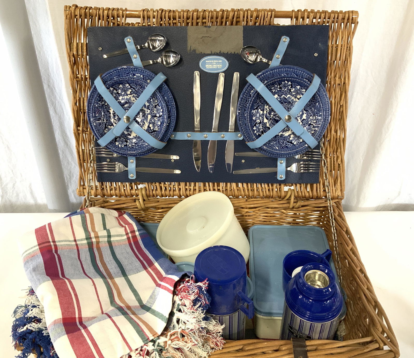 BROOKS BROTHERS Pre Owned Wicker Picnic Basket Set (1 of 13)