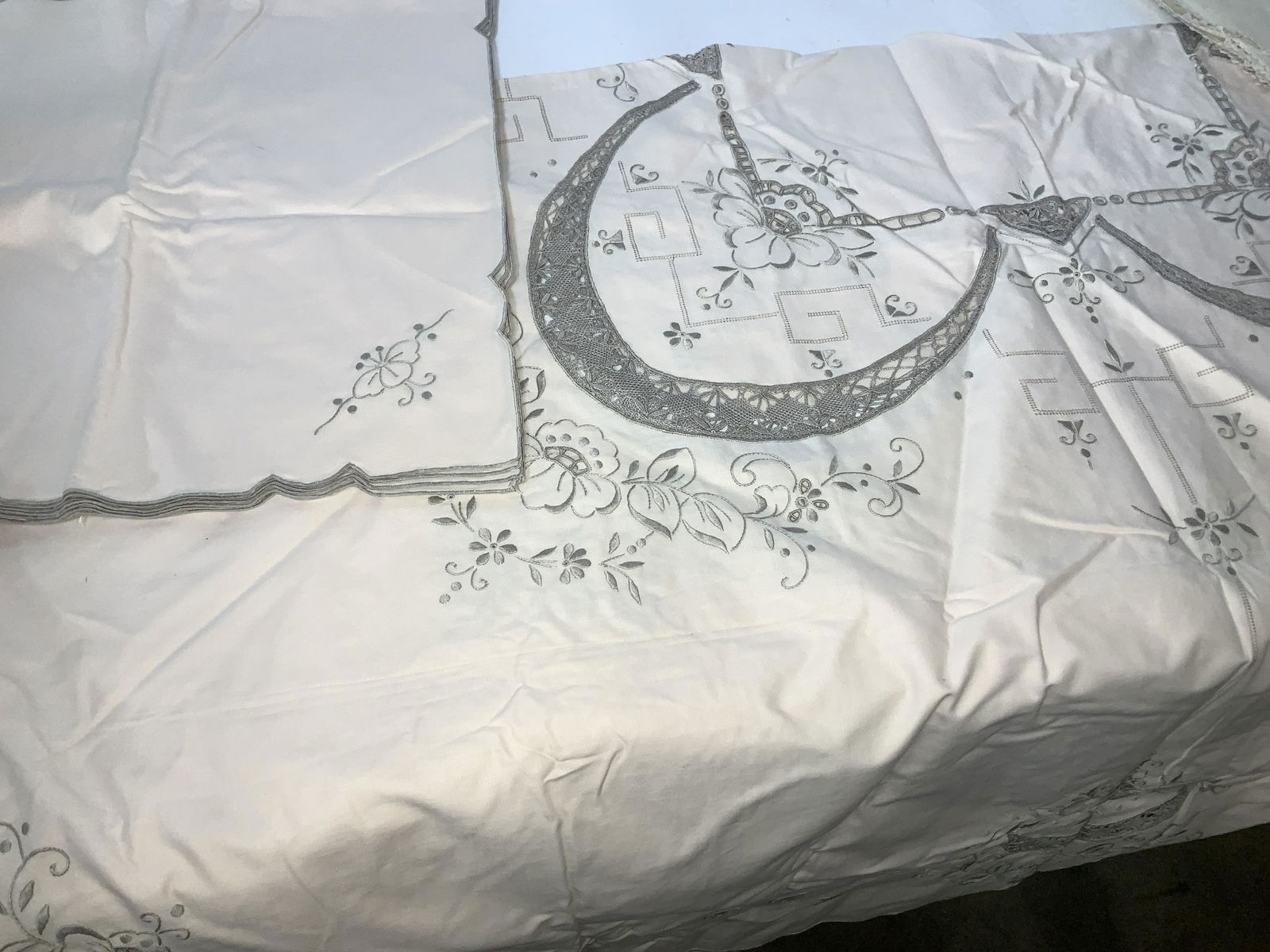 Luxury Embroidered Vntg Collectible Table Linens (1 of 9)