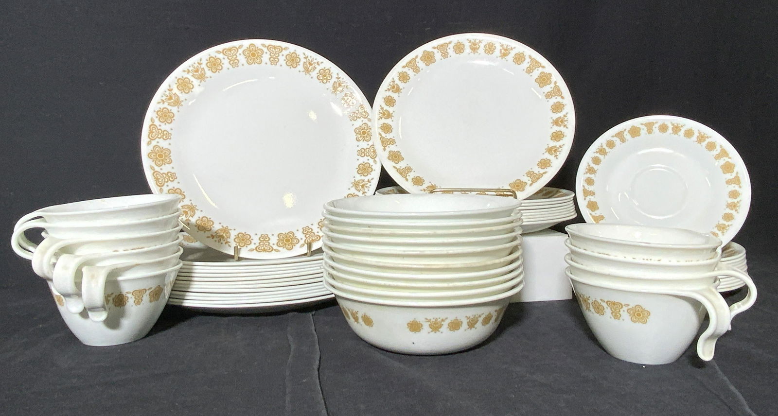 Set 52 CORELLE Signed Corning Tableware (1 of 10)