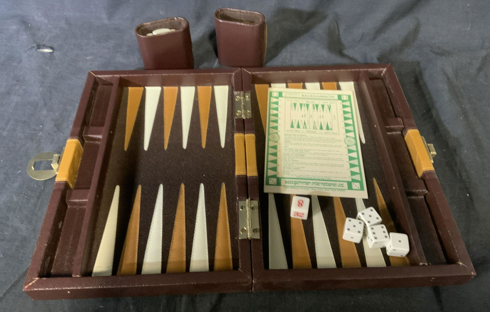 BACKGAMMON INTERNATIONAL Backgammon Travel Set (1 of 5)