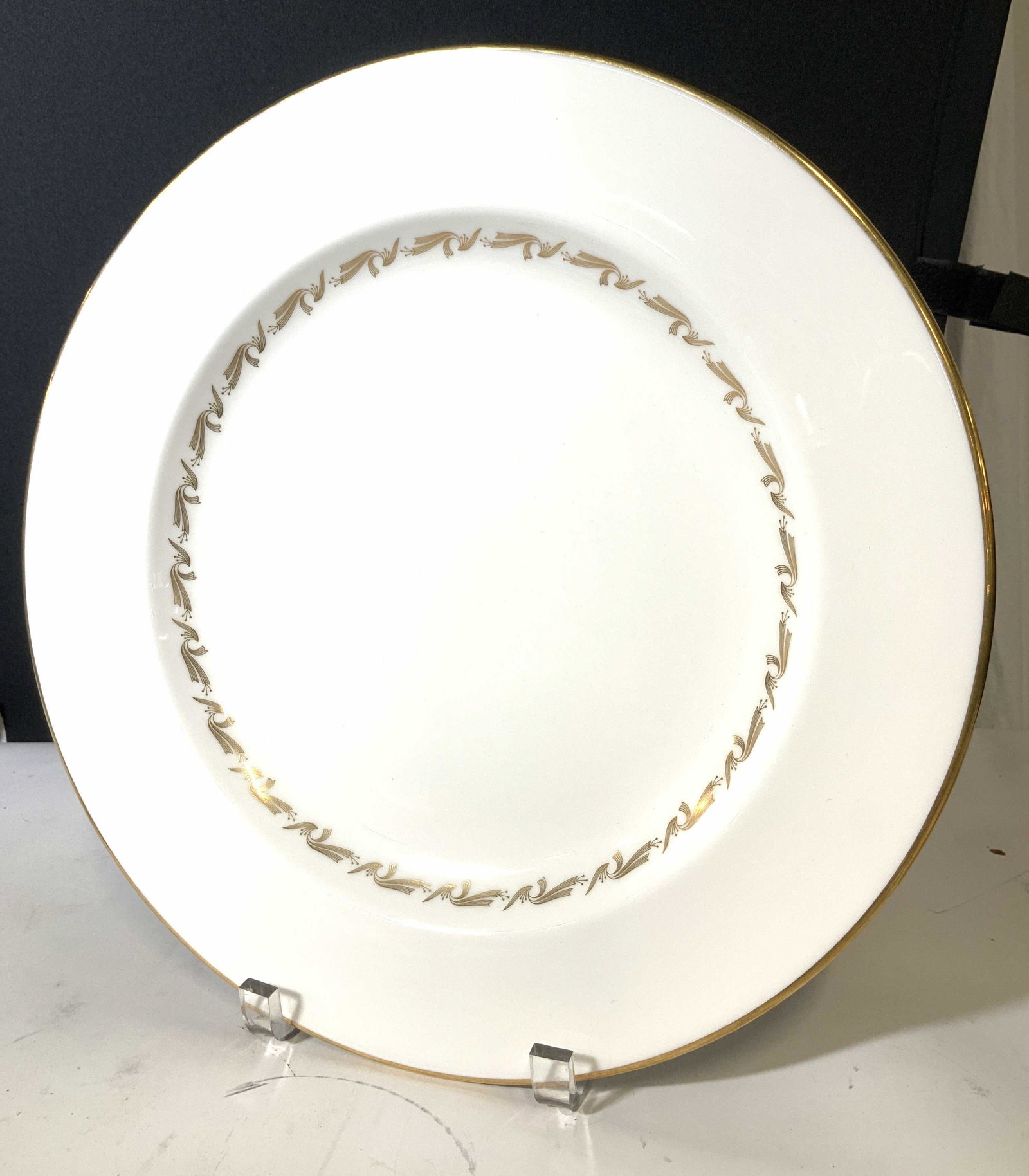 WEDGWOOD Golden Fleece Wht& Gilt Porcelain Plate: Plate is part of the Wedgwood Golden Fleece China set, mid century c. 1960s . Piece is a serving plate. Created in Staffordshire England. measures 13.25 in. Stark white with gilt inner detail and gilt