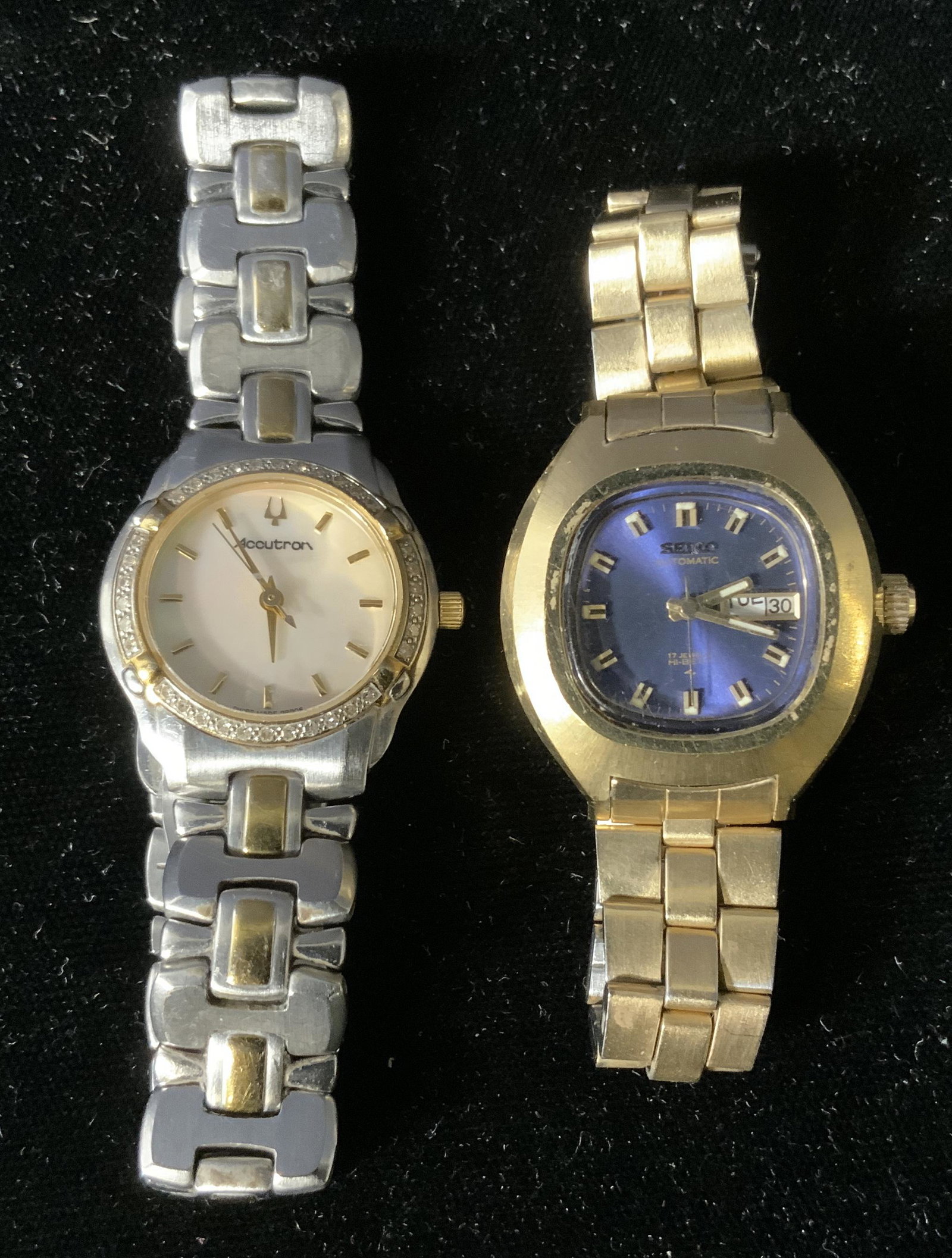Lot 2 SEIKO & ACCUTRON Women’s Watches: Lot 2 SEIKO & ACCUTRON Women’s Watches, inscriptions read ‘ACCUTRON Sapphire Crystal Water Resistant Product of Bulova Corp Stainless Steel Corp’, face of watch measures 1 inch in diameter, band