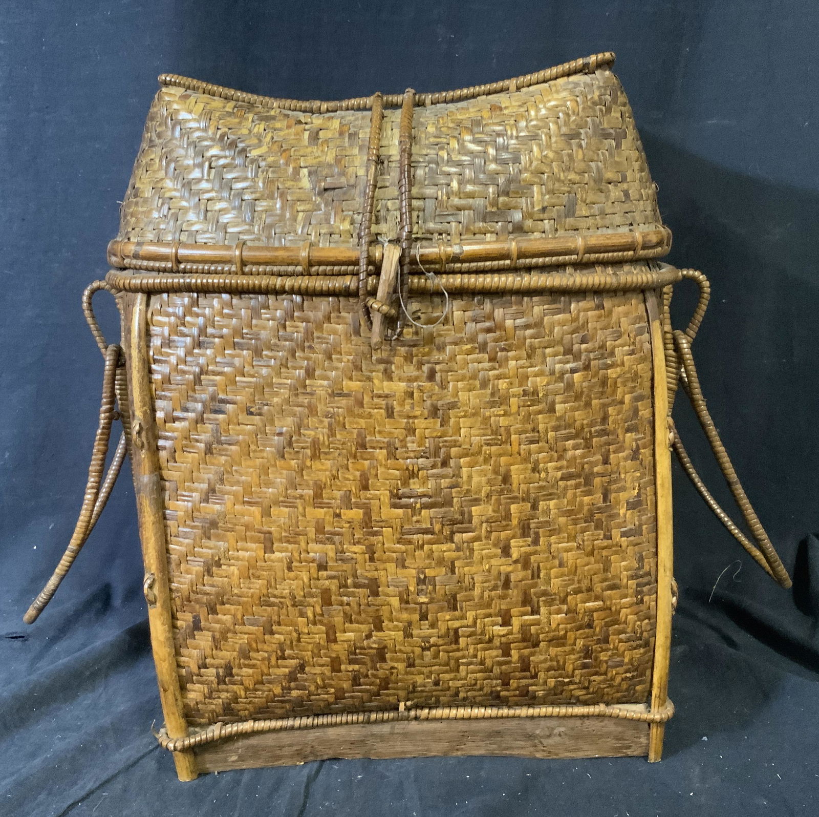 Lidded Wicker Basket with Handles (1 of 5)