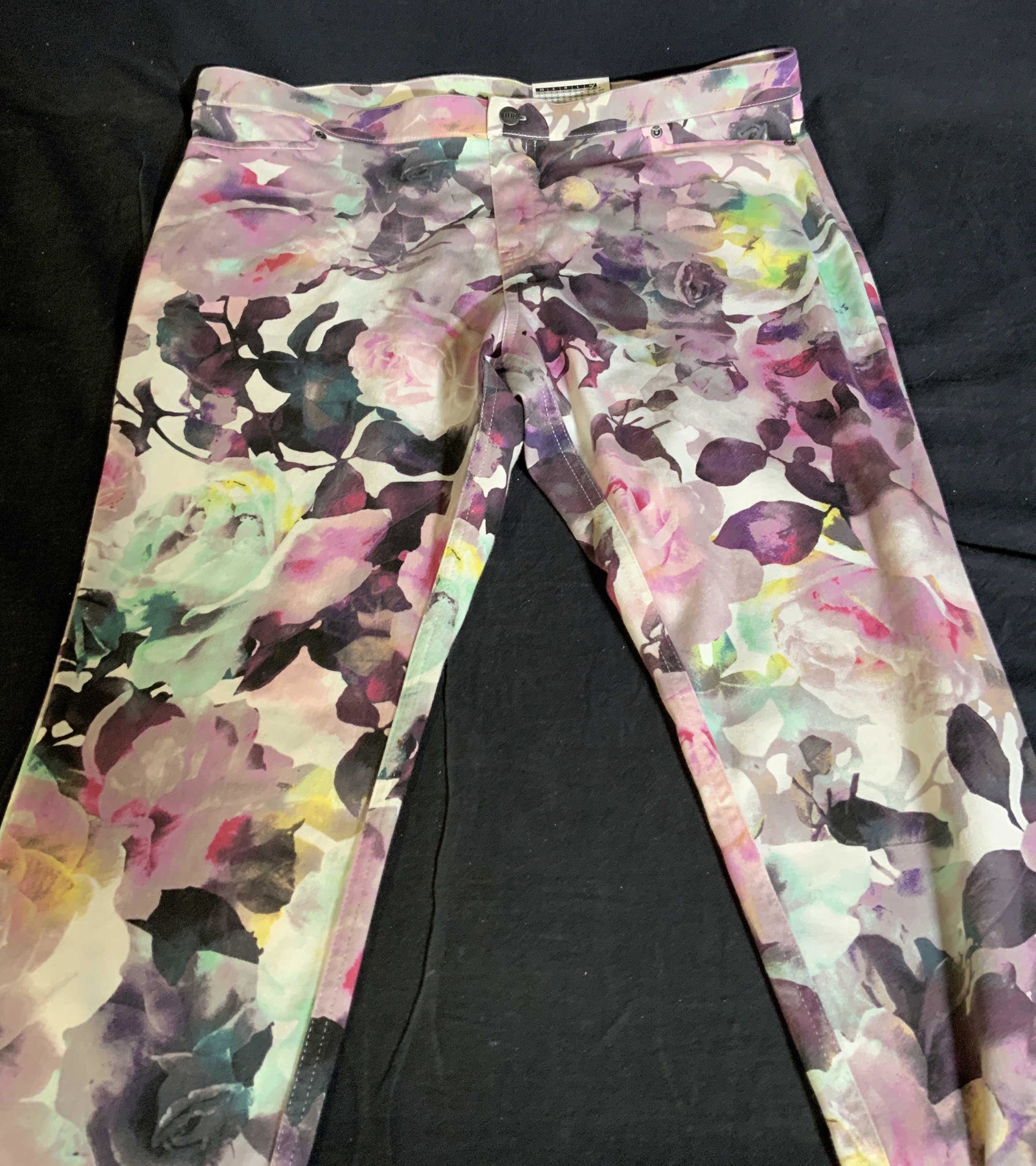 HUE Floral Patterned Jeggings: HUE Floral Patterned Jeggings, original tags attached, labels read ‘Hue Extra Large 54% cotton 34% polyester 11% spandex’, Hue, jeggings, leggings, jeans, pants, women’s clothing, women’s fash