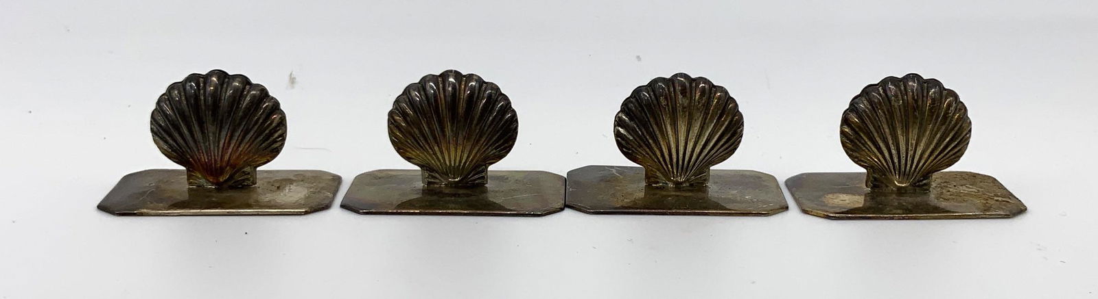 Set 4 Silver Plated Clam Shell Place card Holders (1 of 5)