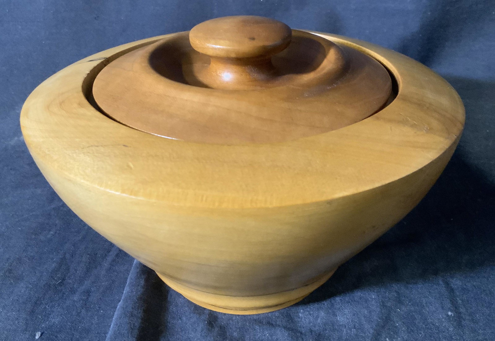 JEFF COW Maple Lidded Vessel: JEFF COW Maple Lidded Vessel, inscriptions to base read ‘Jeff Cow 1992’, vessel is maple and lid is likely cherry, measures 5 1/4 inches at tallest point x 7 1/4 inches in diameter at widest point