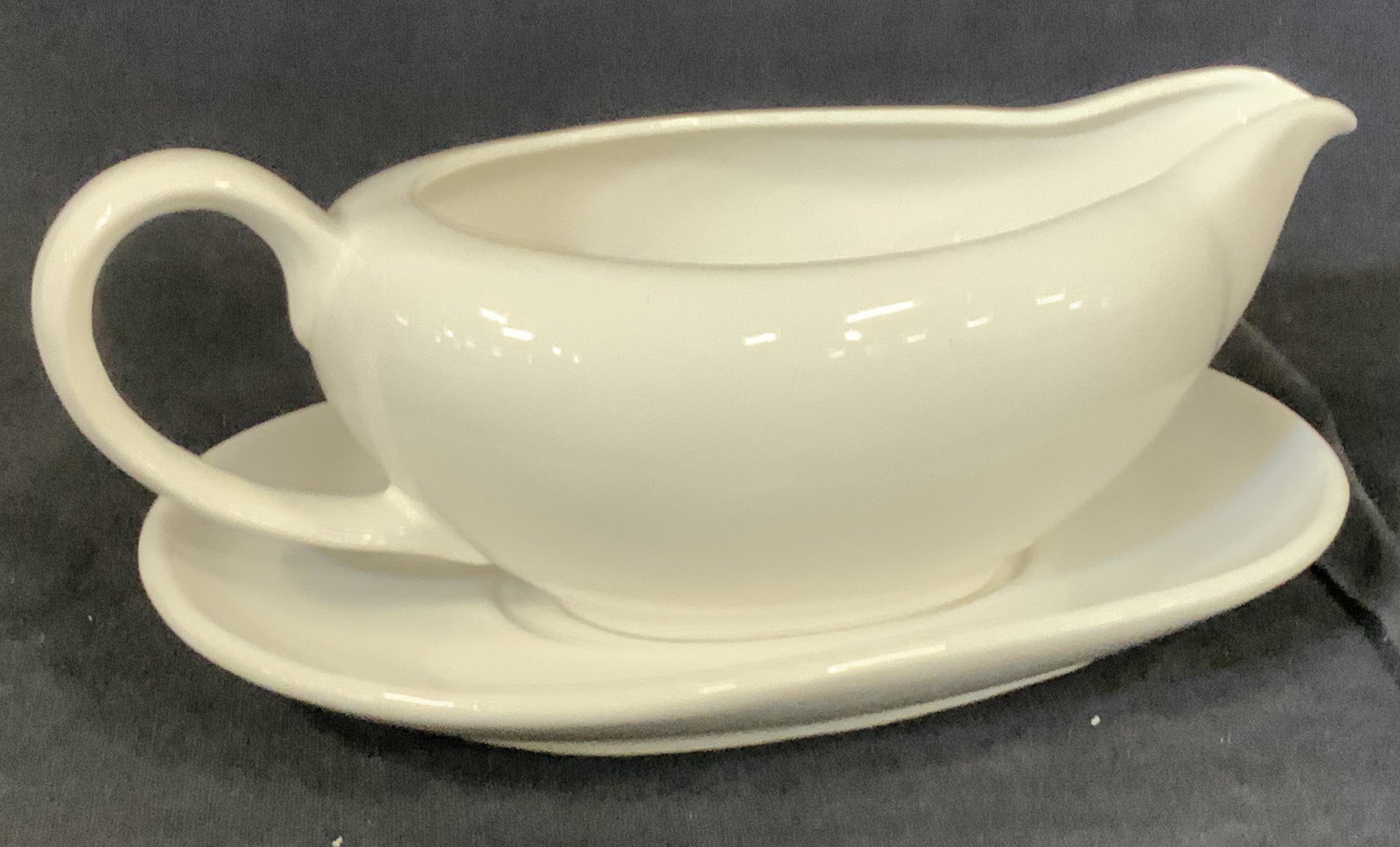 Stoneware Gravy Boat Pourer and Dish Pair, Japan (1 of 5)