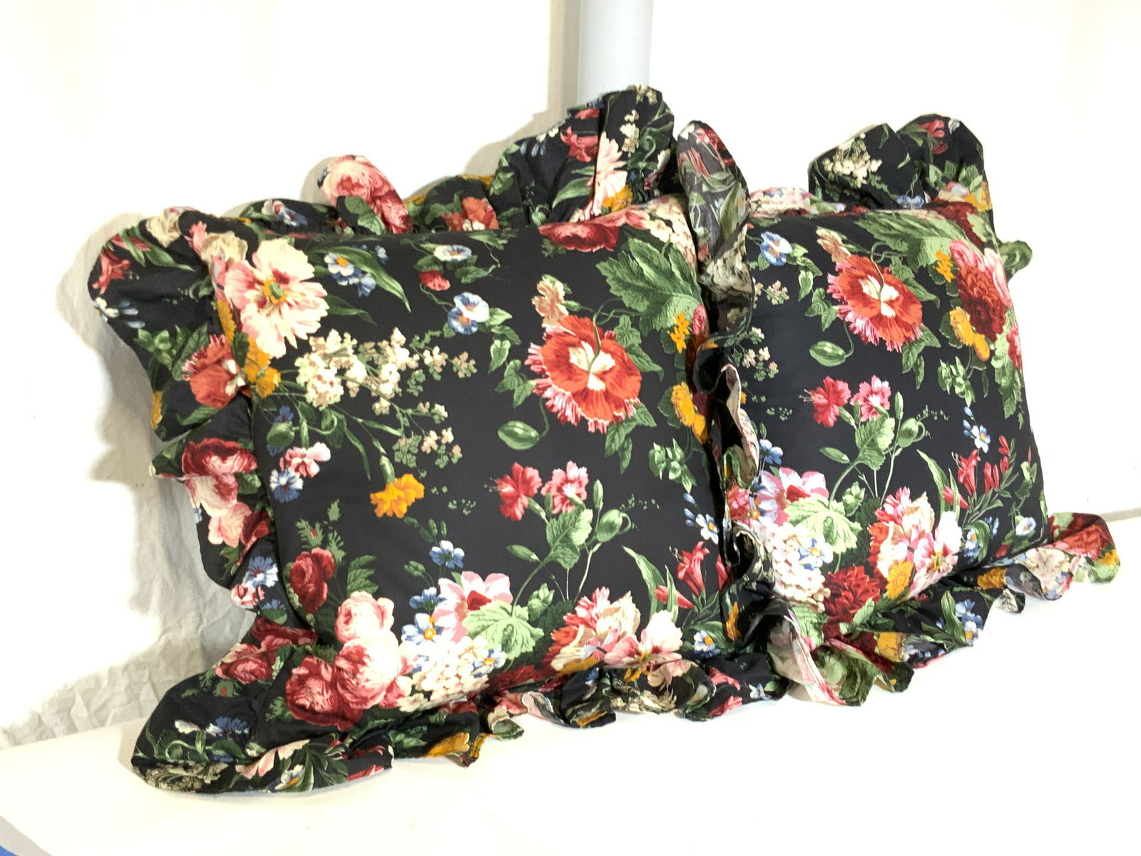 Pr RALPH LAUREN Black Floral Ruffled Pillows (1 of 10)