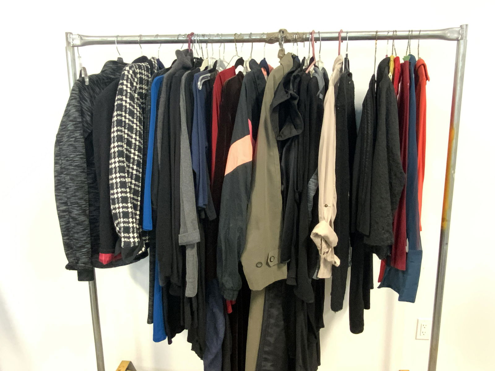 Lrg Grp Lot Ladies Fall & Winter Fashion Wearables (1 of 19)