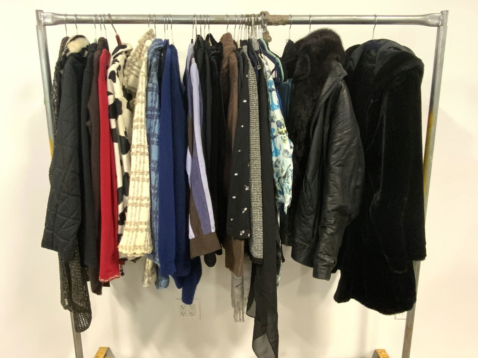 Lrg Grp Lot Vintage & Designer Ladies Fashion (1 of 13)