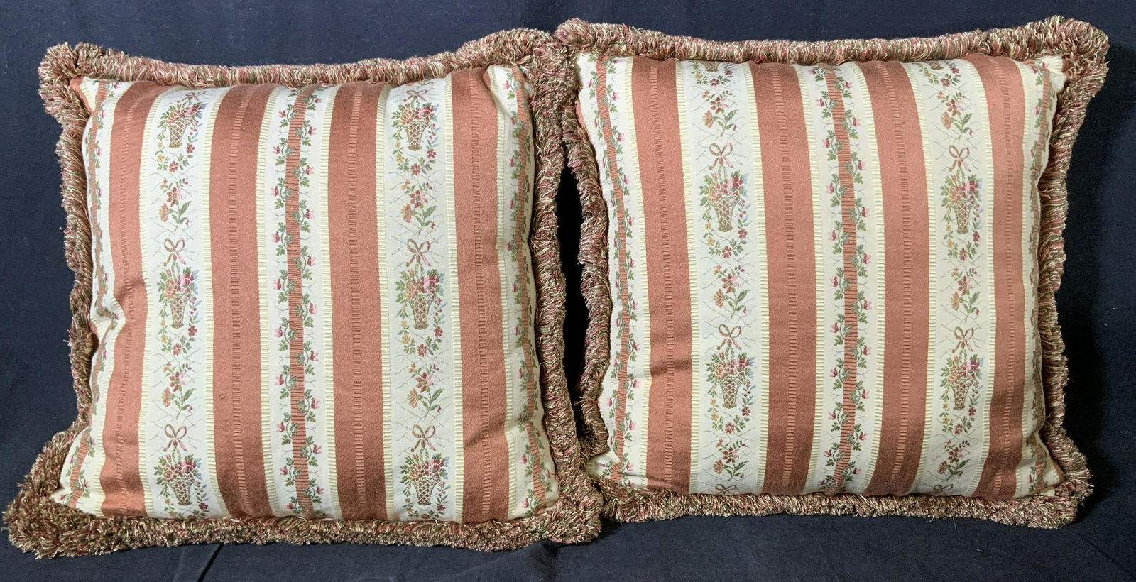 Pair NETTLE CREEK Throw Pillows (1 of 7)