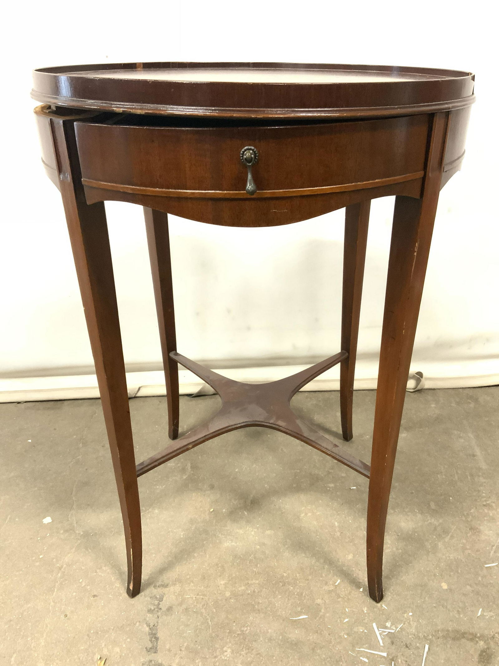 Vintage GRAND RAPIDS Round Wooden Side Table (1 of 7)
