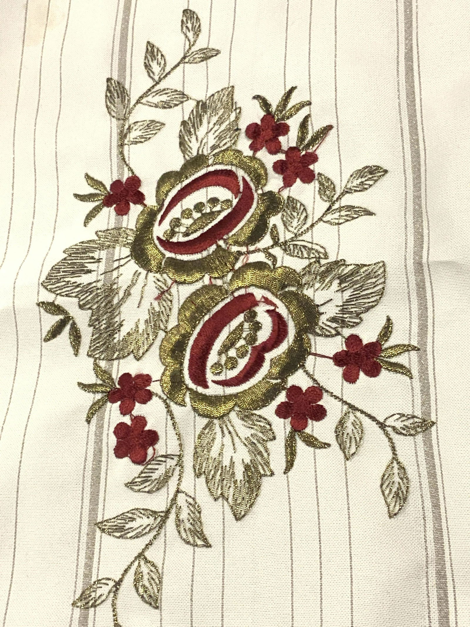 5 Embroidered Sheer Fabric Napkins & Table Runners (1 of 10)
