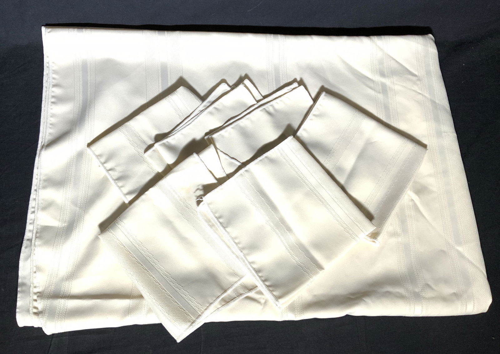 Lot 6 Linen Table Settings (1 of 5)