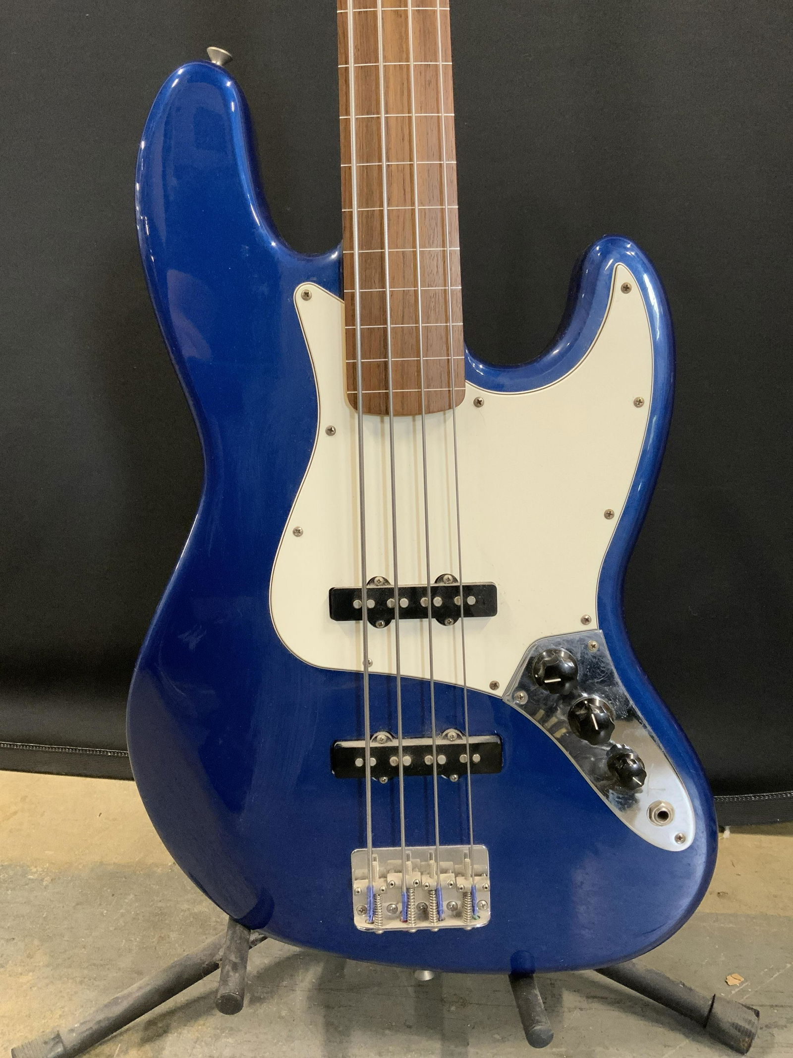 FENDER Jazz Bass w Stand & Case (1 of 9)