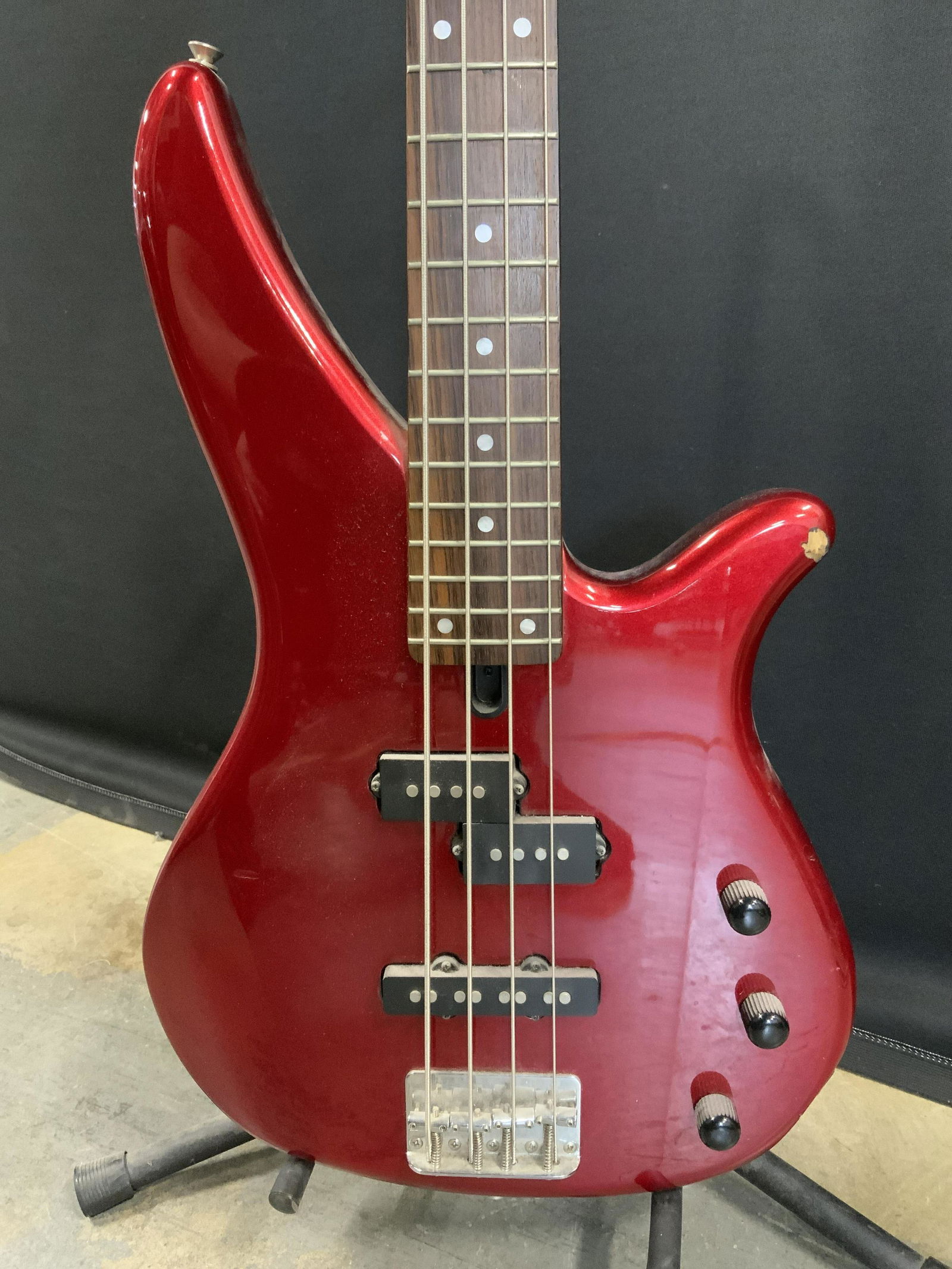 YAMAHA Bass Guitar w Stand & Case (1 of 7)