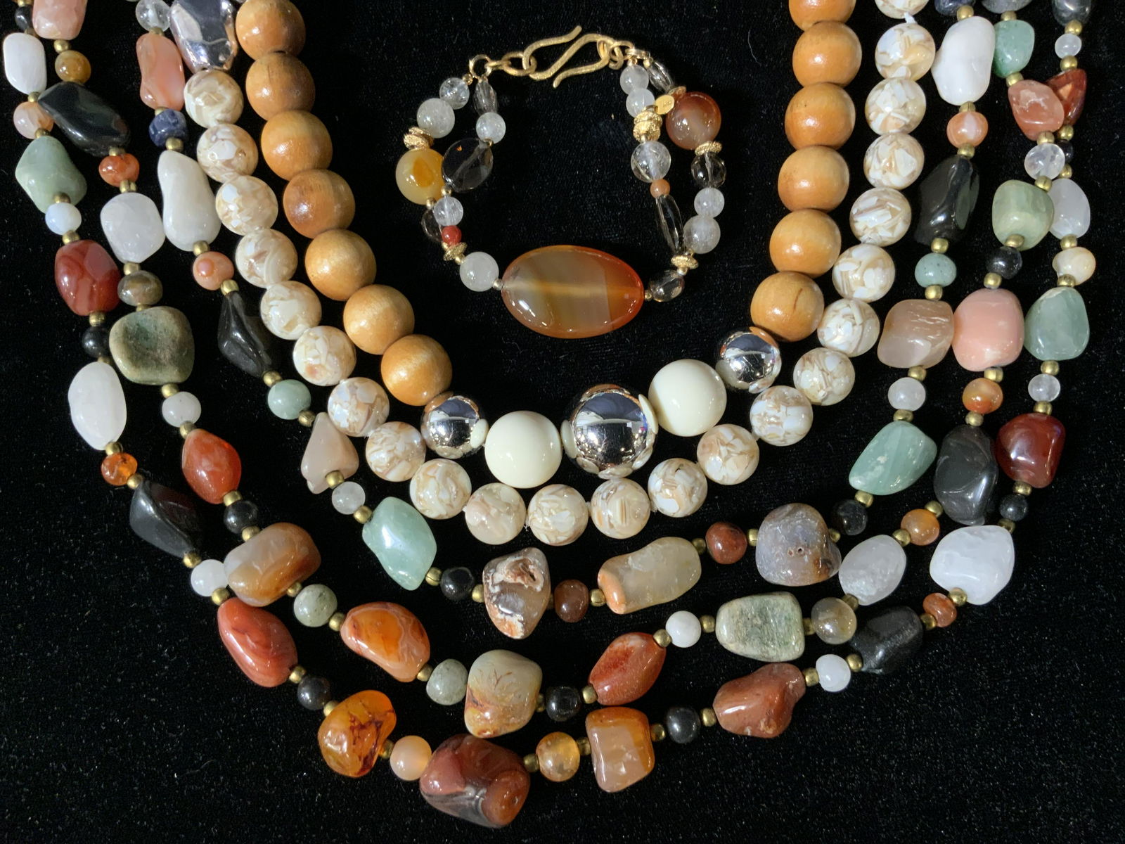 Lot 6 Beaded Stone & Wood Necklaces & Bracelet (1 of 8)