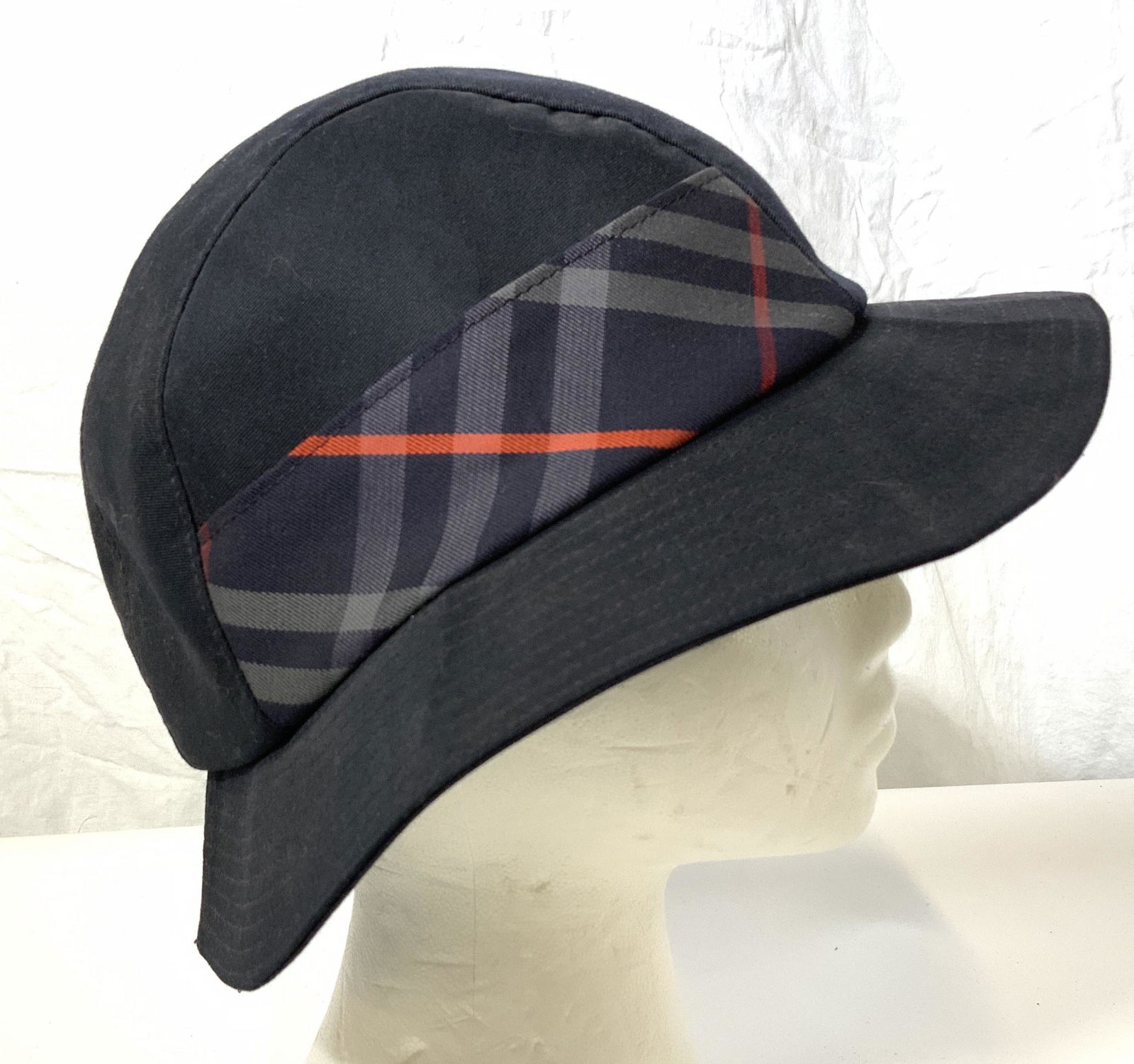 Authentic BURBERRY Hat with Navy Nova Check (1 of 10)