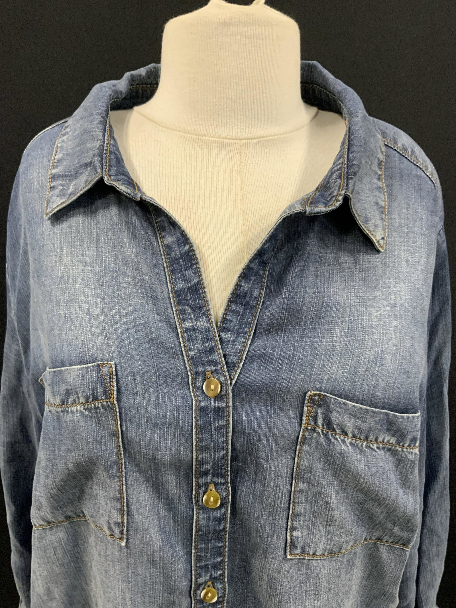 CHICO’S Ladies Denim Style Shirt Dress: A blue denim style shirt dress with frayed edges. Two breast pockets on the obverse. Button closure. Tag reads CHICO’S, 25. Crafted from 100% lyocell. Soft hand material. Some wear consistent with u
