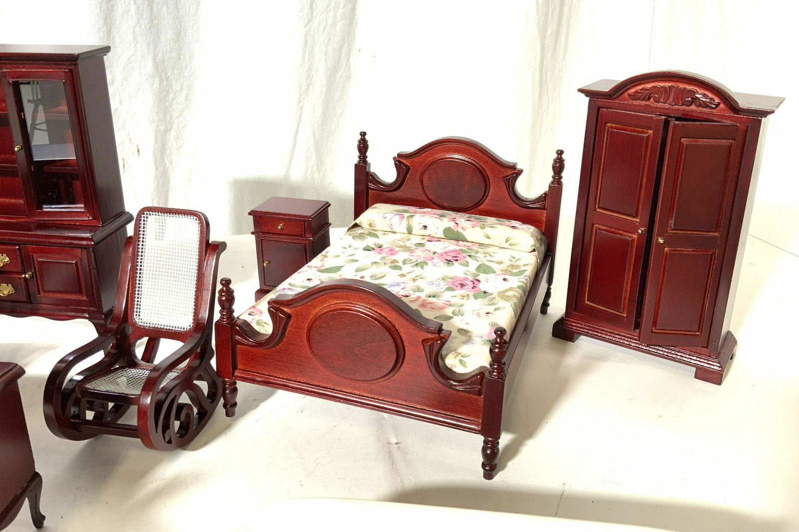 Lot 40 Dollhouse Furniture (1 of 9)