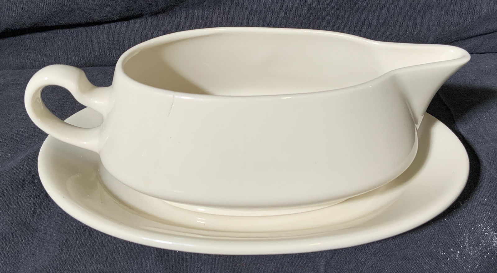 HOMER LAUGHLIN CHINA Gravy Boat and Plate (1 of 6)