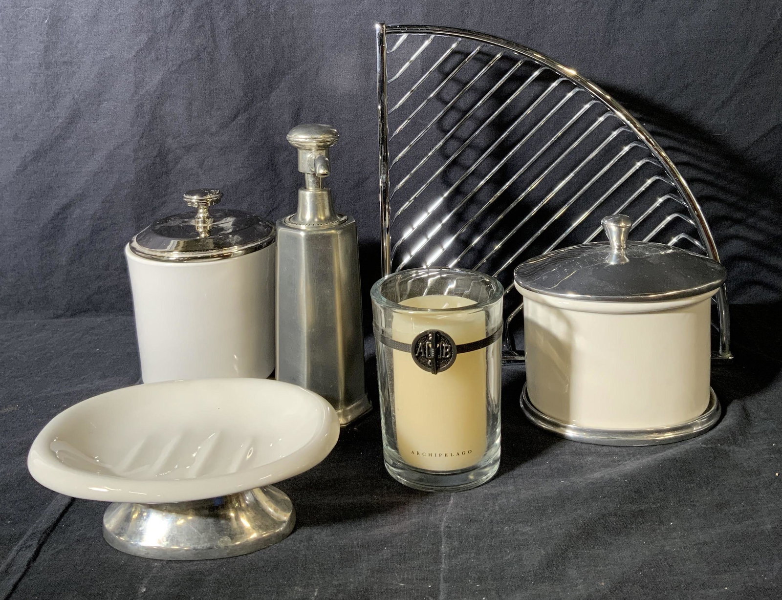 Bathroom Accessories Set (1 of 8)