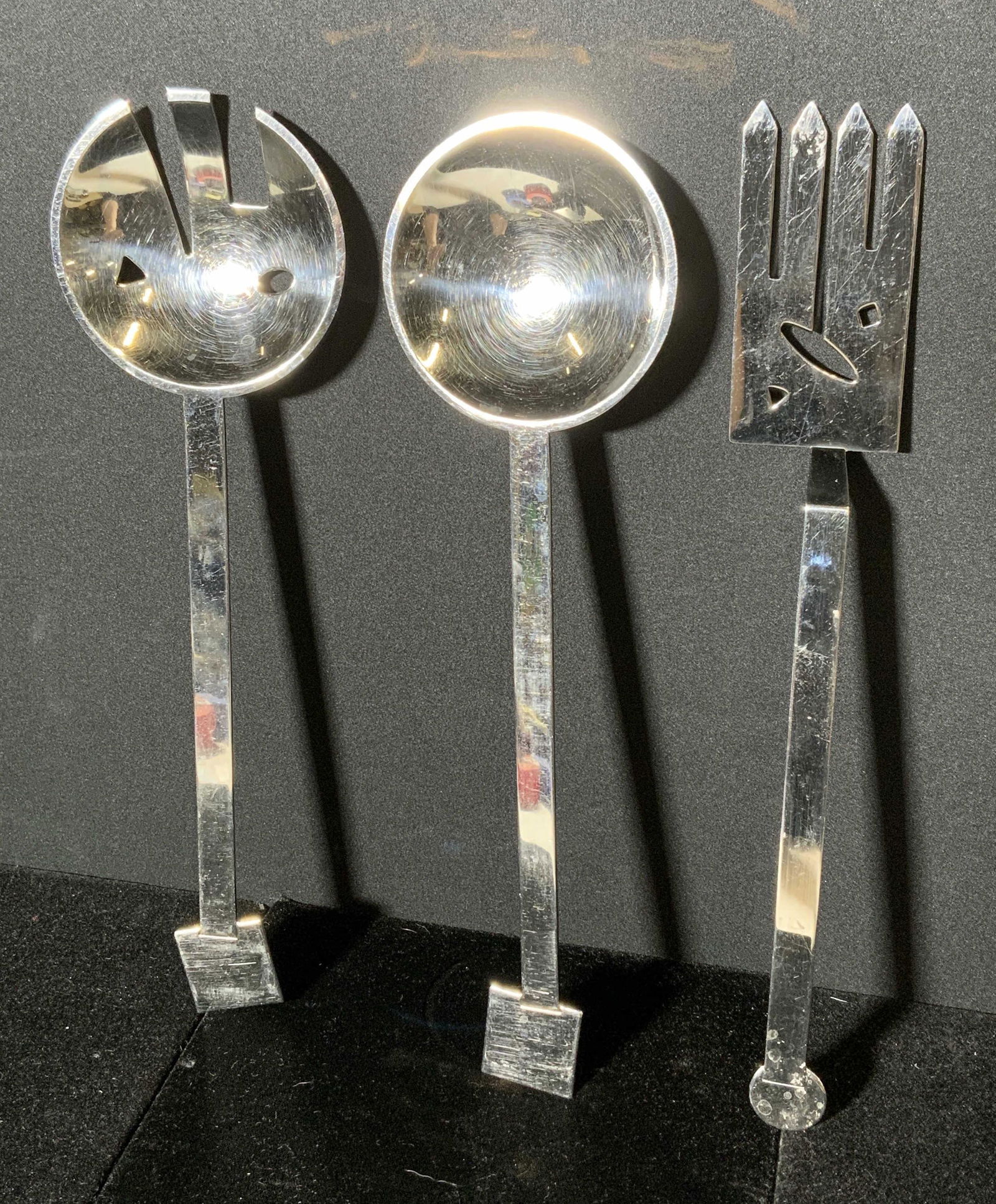 Lot 3 BISSELL & WILHITE CO. Serving Utensils: Lot 3 BISSELL & WILHITE CO. Serving utensils. Includes a salad fork and spoon, and a serving spoon. Wear is consistent with age and use. Largest piece measures approx 11.75 inches long. Serving ware,