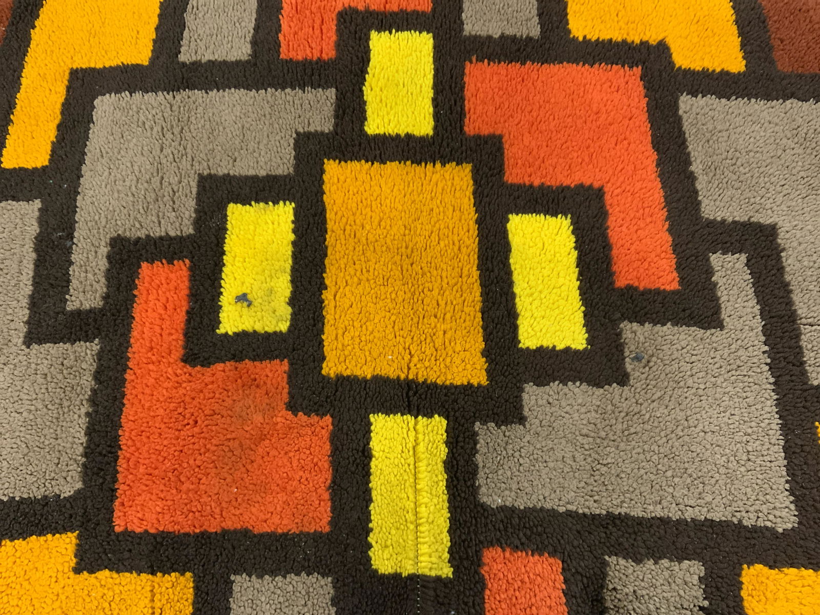 Wool Yarn Area Rug W Geometric Detail (1 of 7)