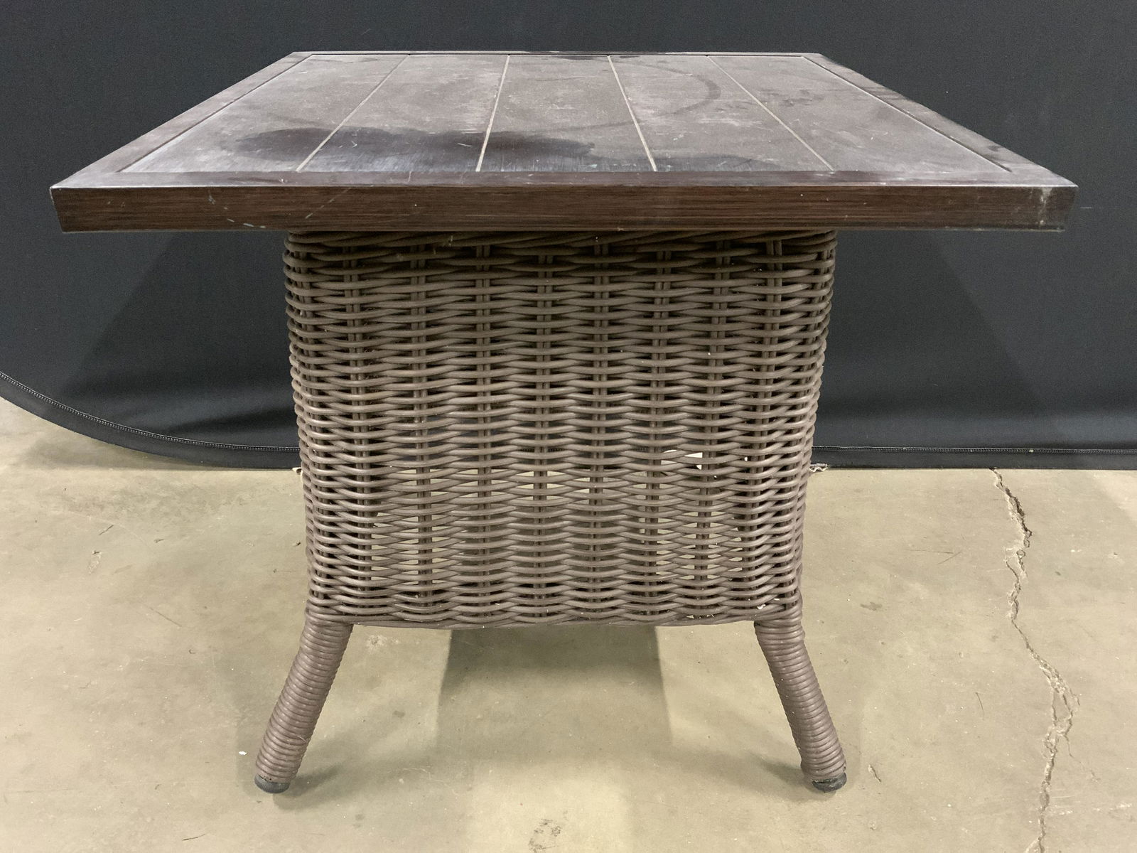 BROWN JORDAN Wicker Side Table W Top (1 of 10)