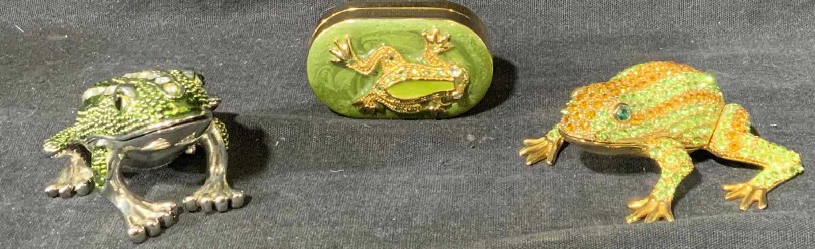 Rucinni and JS Style Enameled Frog Pill Boxes (1 of 6)