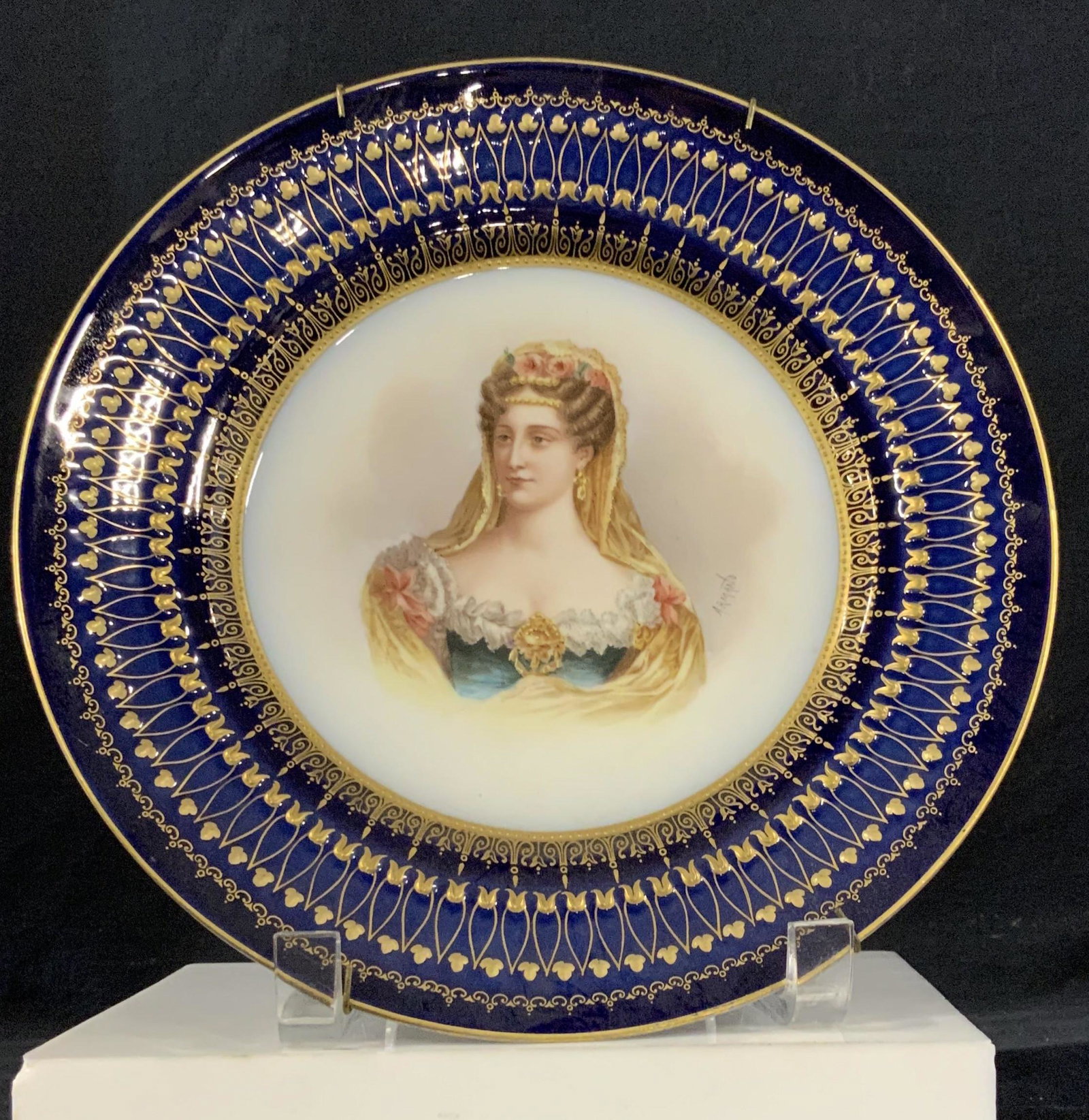 ARNANTO signed T.H. Limoges France Plate: Hand painted porcelain plate depicting the elegantly dressed â€˜DESSE ( Sic, Duchesse) DE BERRYâ€™ ! Italian Princess of Napoli with headpiece and ruched shoulder Dress. Signed Artist ARMANTO