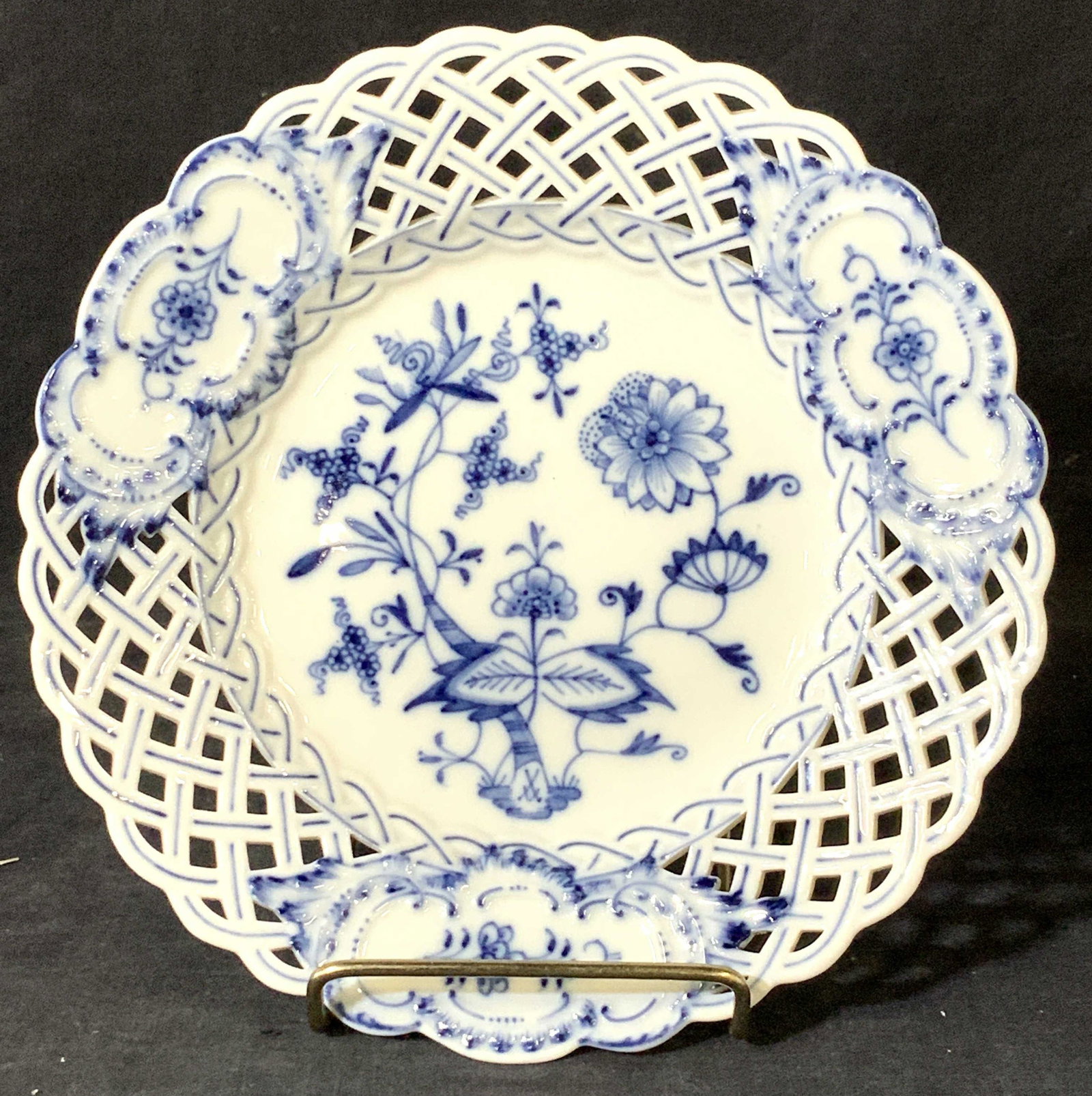 Collectible MISSEN Blue & Wht Floral Plate: Hallmarked Collectible Blue and white German Meissen porcelain plate, a beautiful addition to a wall, a dessert plate, more. Pierced lattice border with embossed cartouches , center floral pattern. Ha