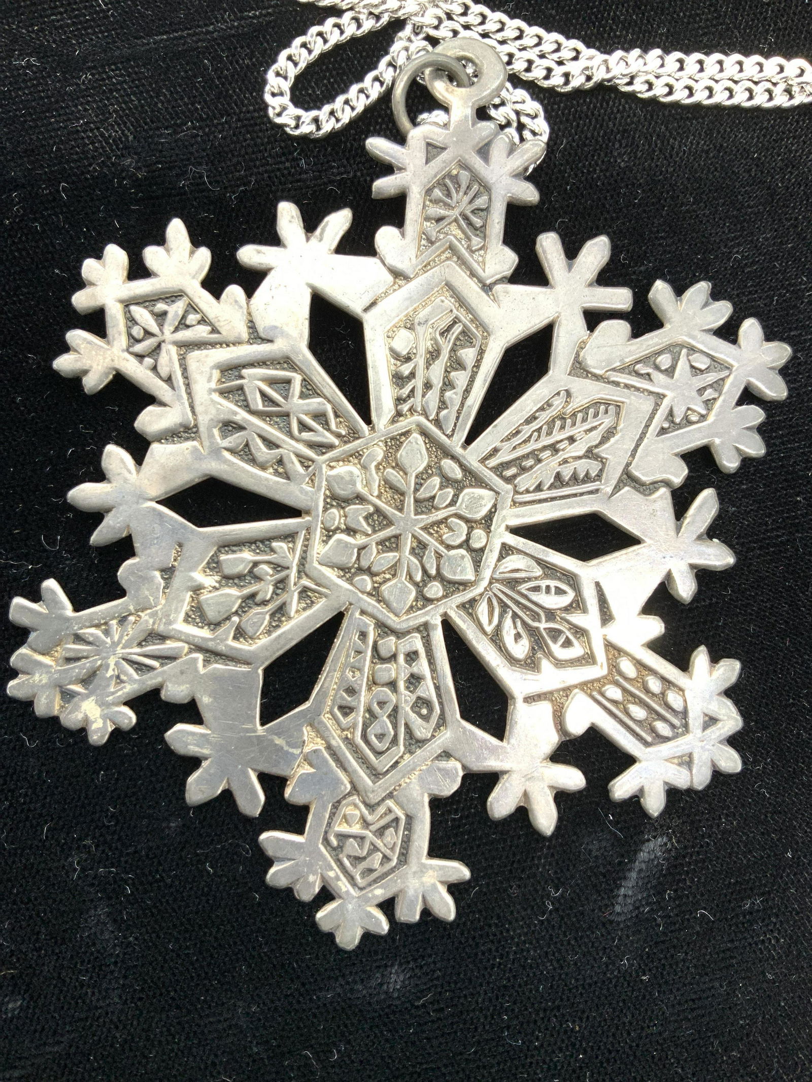 MMA STERLING SILVER VTG SNOWFLAKE on chain (1 of 6)
