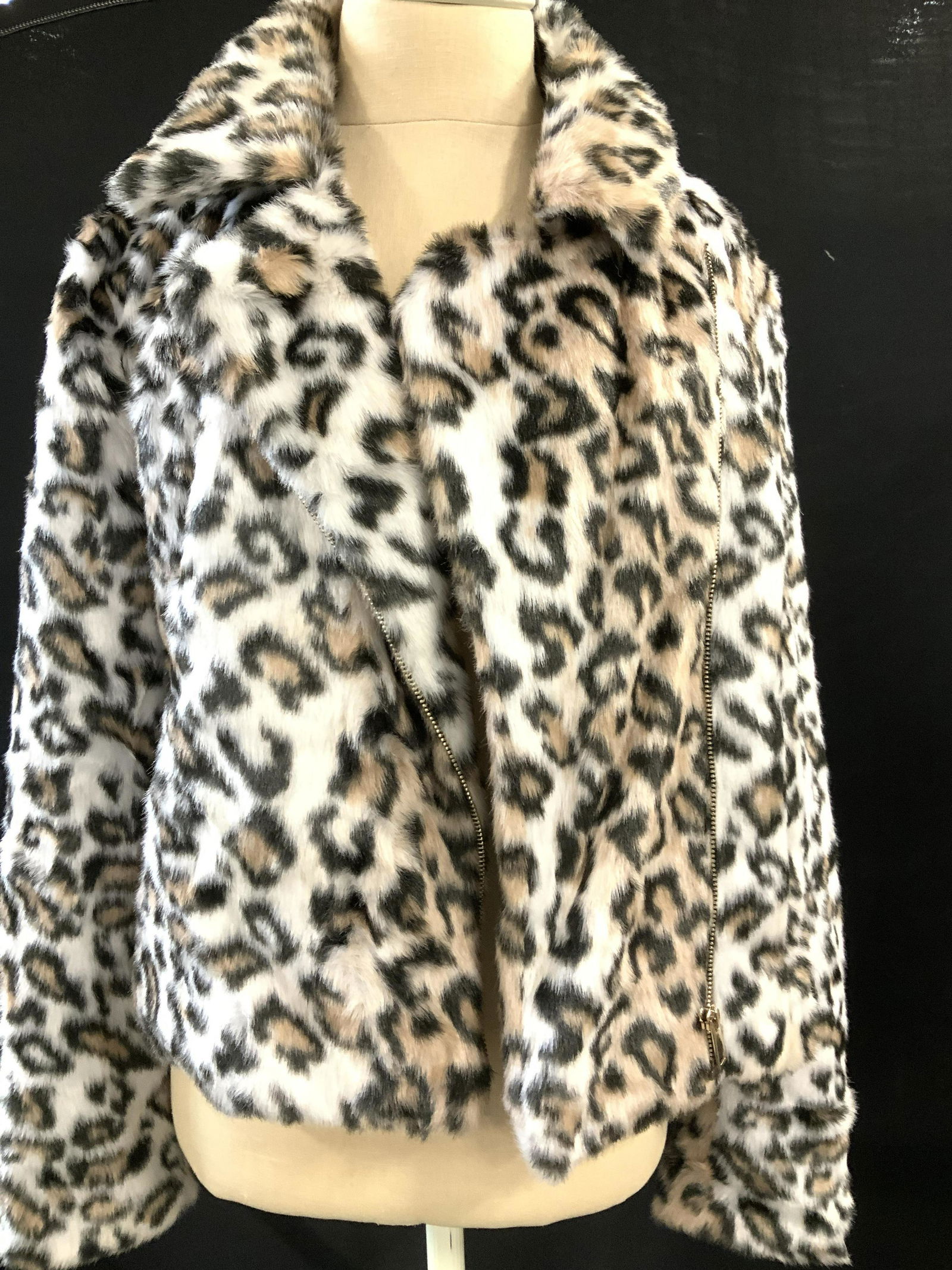 BAGATELLE Snow Leopard Print Plush Jacket (1 of 9)