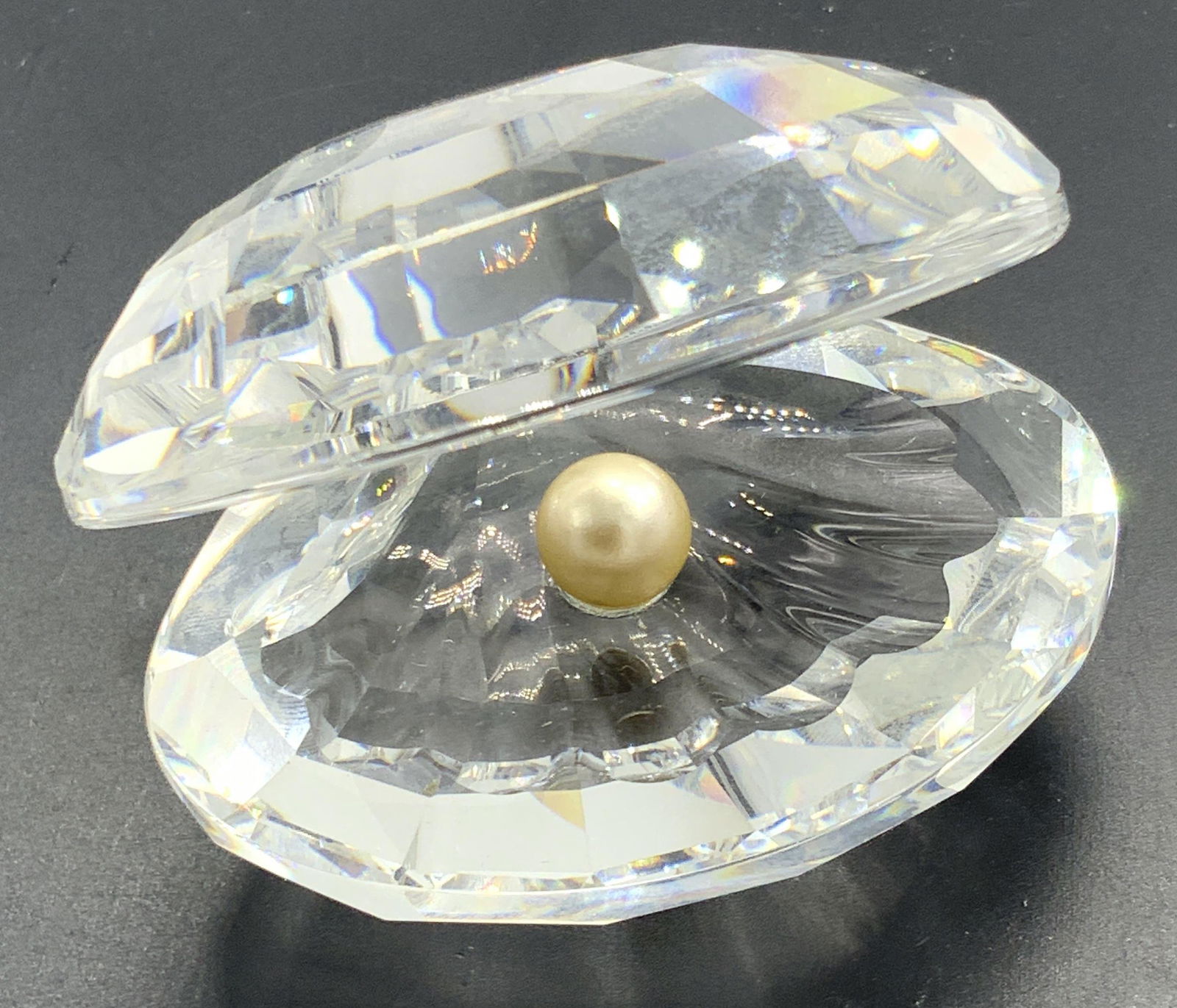 SWAROVSKI CRYSTAL Trademarked Clam W/ Faux Pearl (1 of 9)