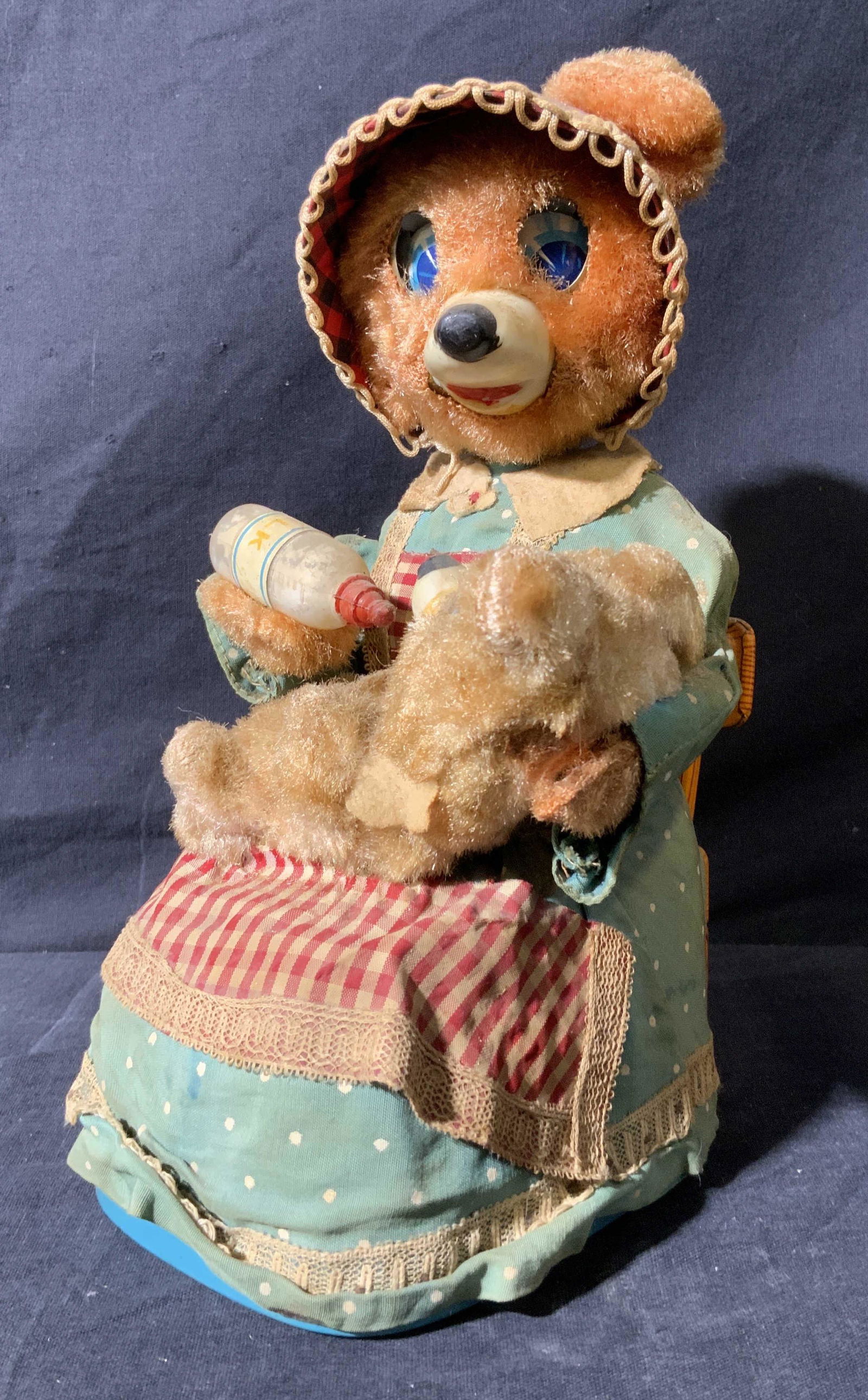 Vintage Mama Bear Feeding Her Cub Toy (1 of 7)