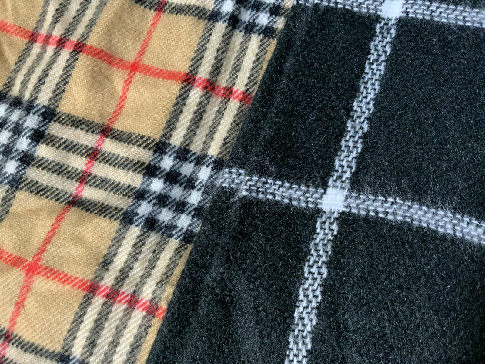 Lot 2 Scarve Burberry style & others (1 of 5)