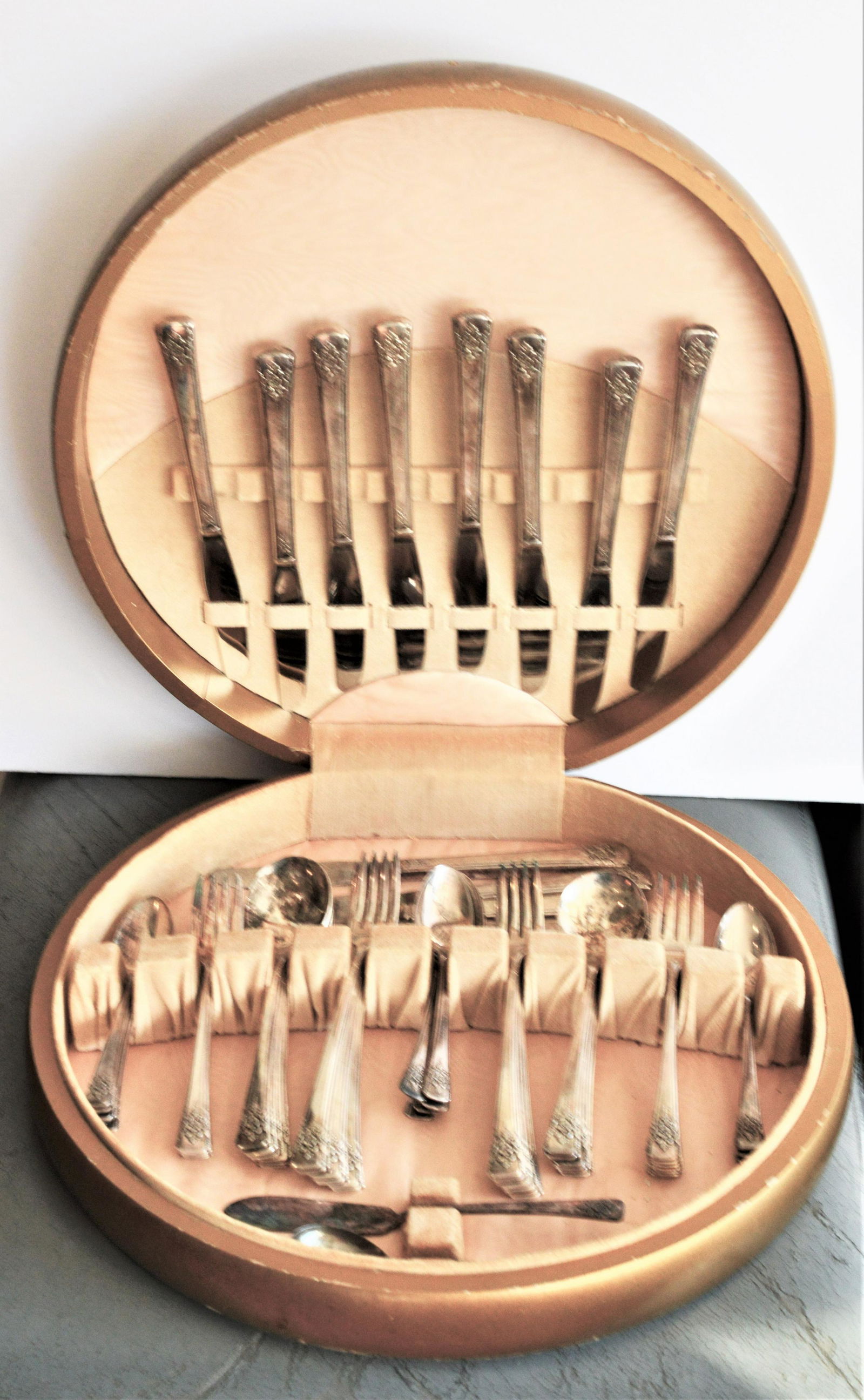 Vintage Rogers DeLuxe Silverplate Flatware Service (1 of 6)