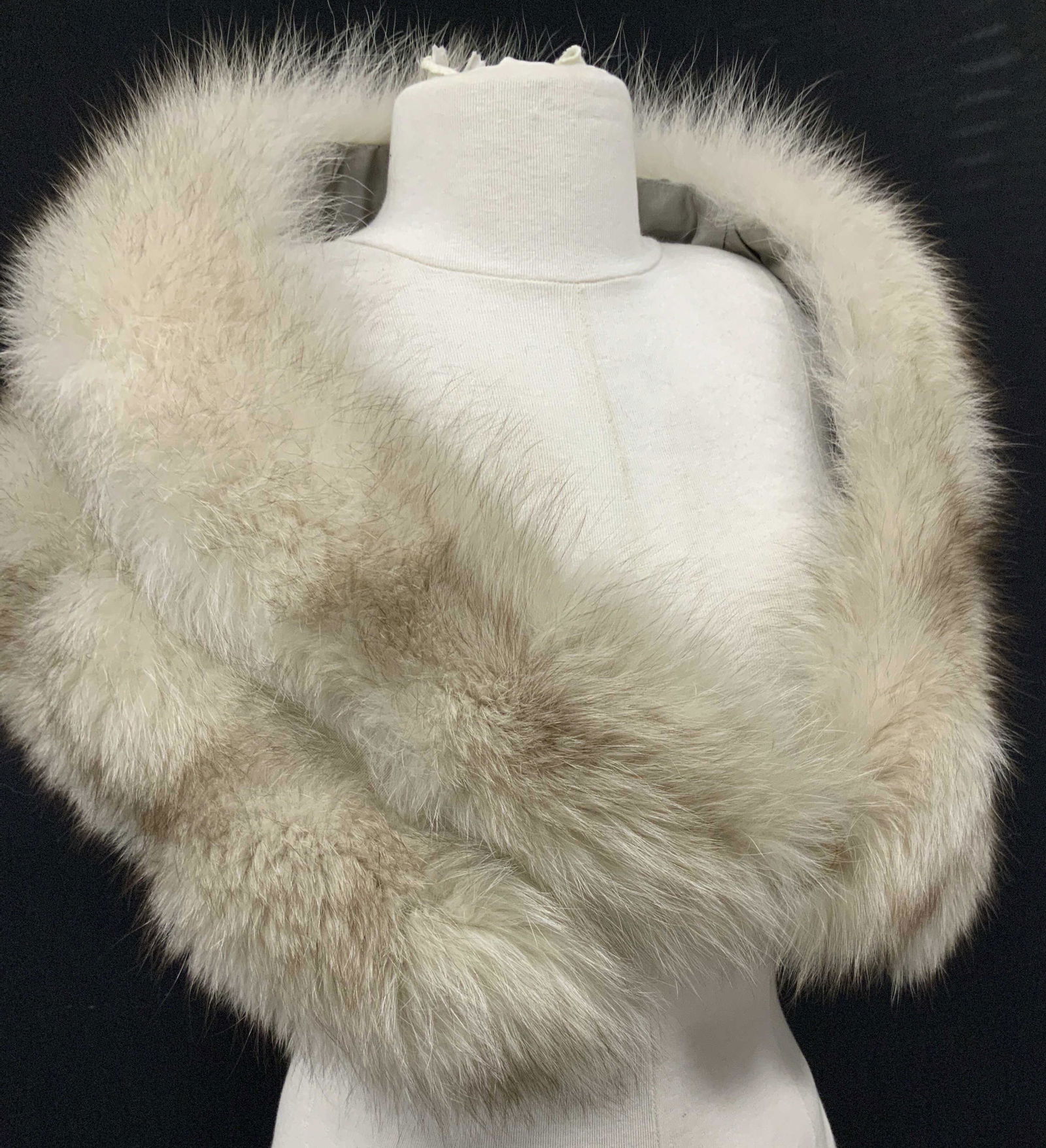 Mid Century Fox Fur Stole w Vintage Button (1 of 10)