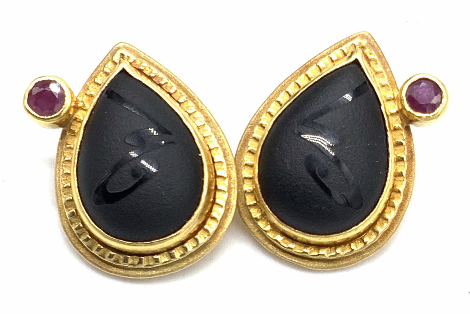 Vintage TRICIA’S Sign 22K Gold Tear Drop Earrings (1 of 11)