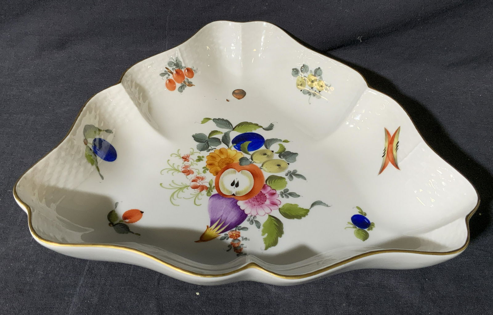 HEREND HUNGARY Triangular Dish (1 of 7)